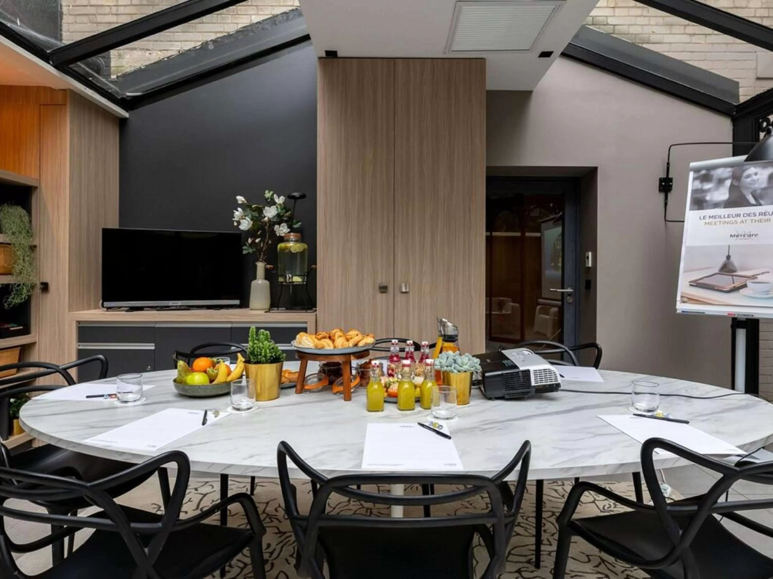 Dining area in Mercure Paris Alesia