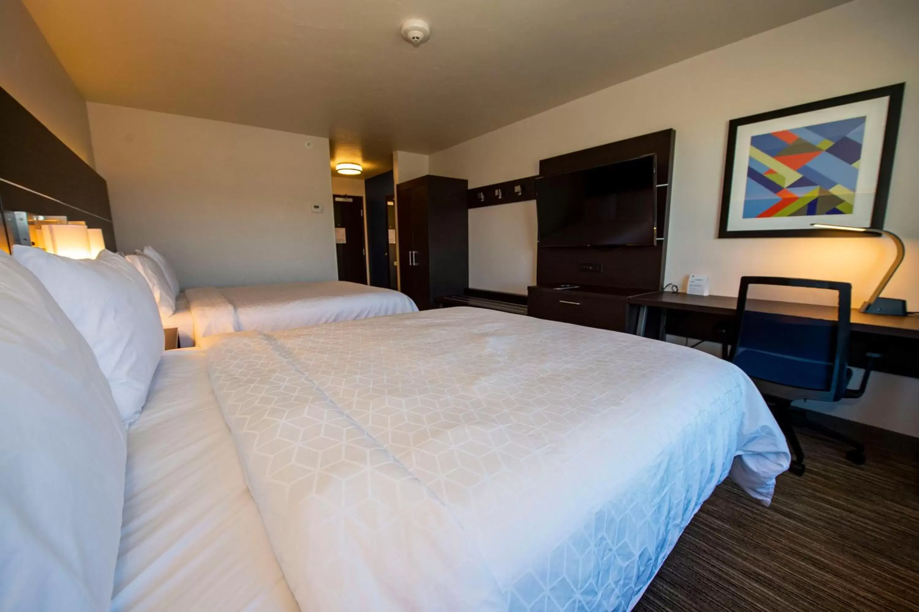 Mountain view, Bed in Holiday Inn Express & Suites - Colorado Springs AFA Northgate, an IHG Hotel