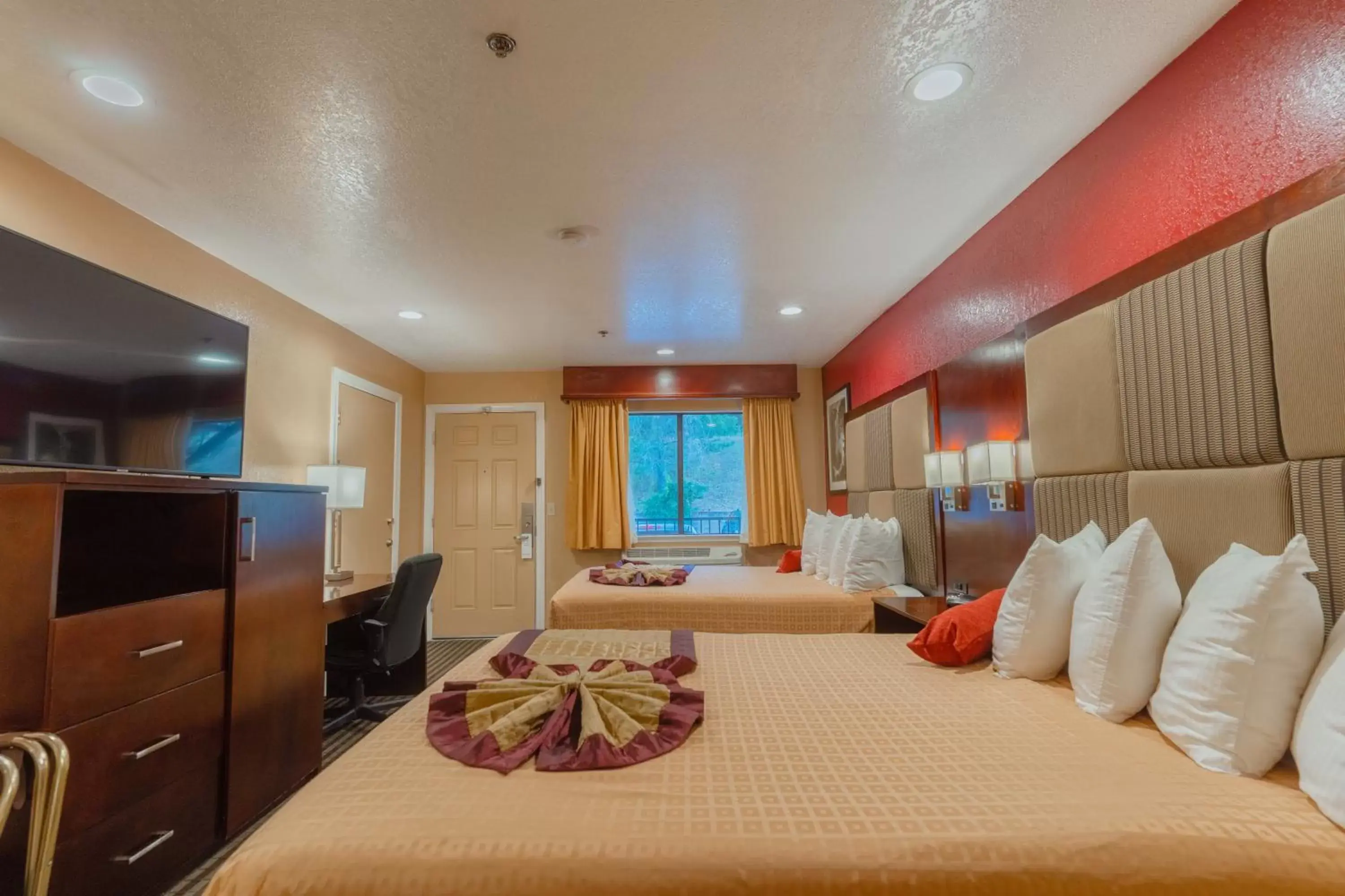 Bed, TV/Entertainment Center in Best Western Plus Yosemite Way Station