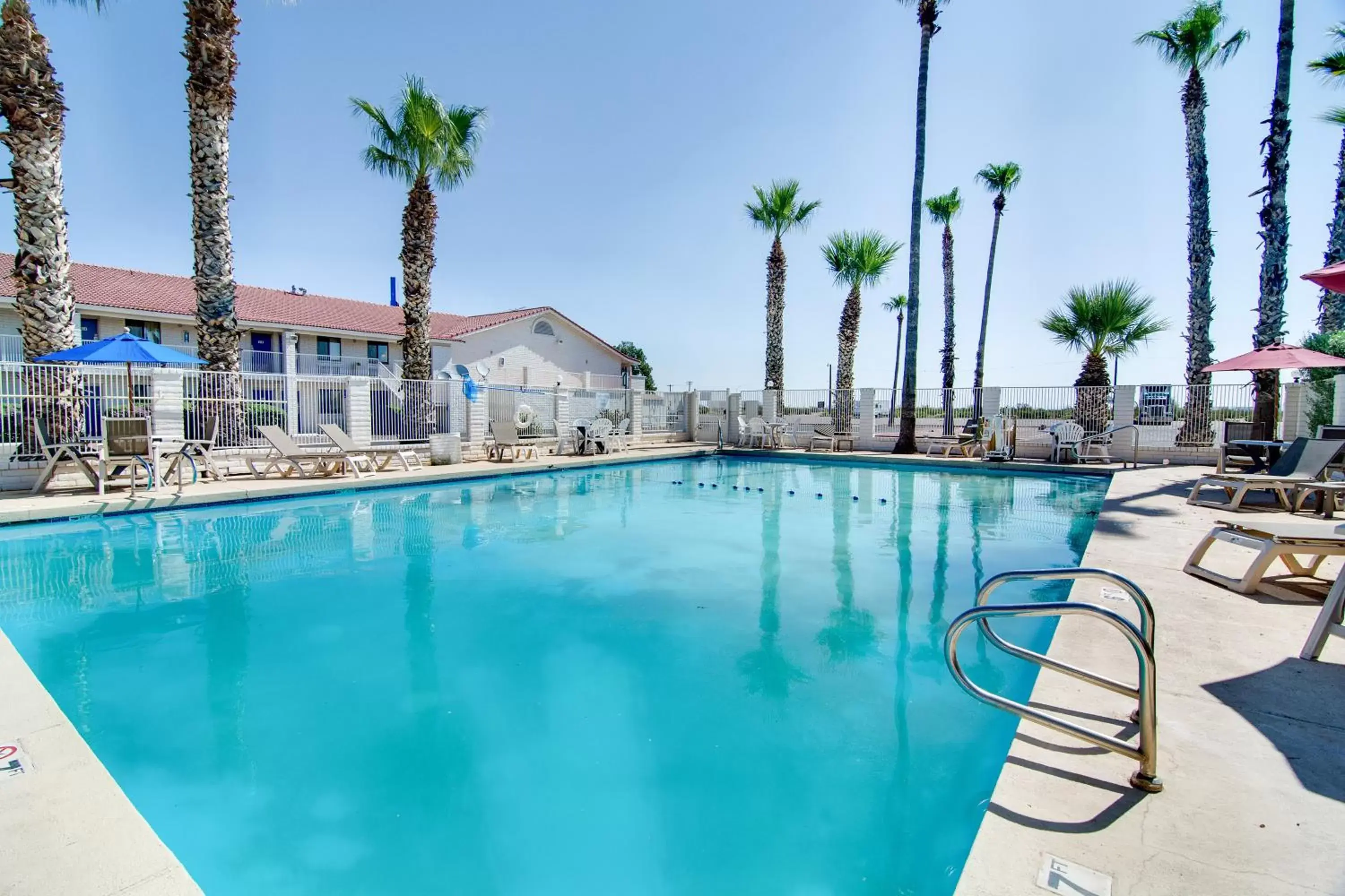 Swimming pool in Motel 6 Eloy Arizona Casa Grande Swimming pool in Motel 6 Eloy Arizona Casa Grande