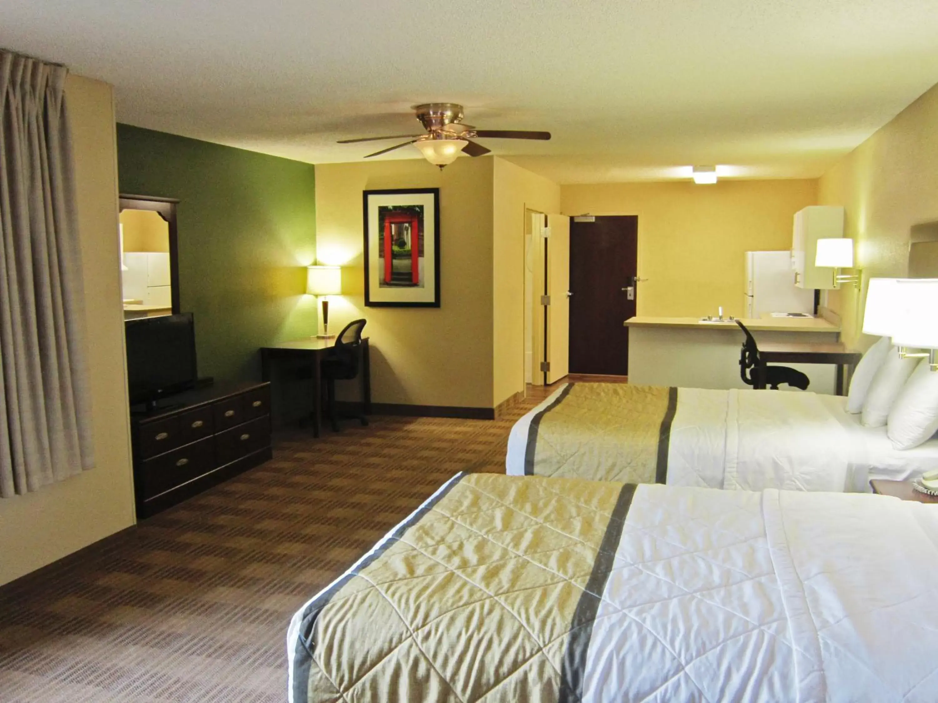 TV and multimedia, Bed in Extended Stay America Suites - Seattle - Lynnwood