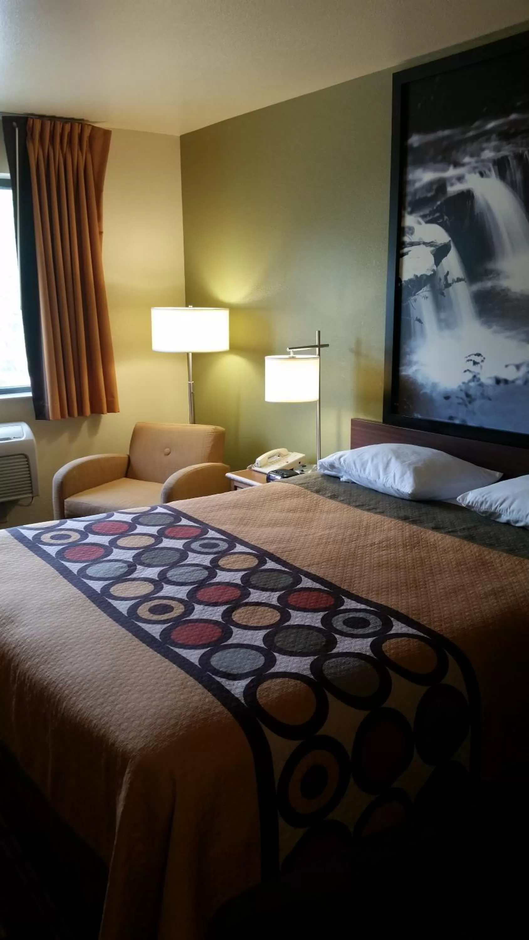 Photo of the whole room, Bed in Super 8 by Wyndham Wheeling WV