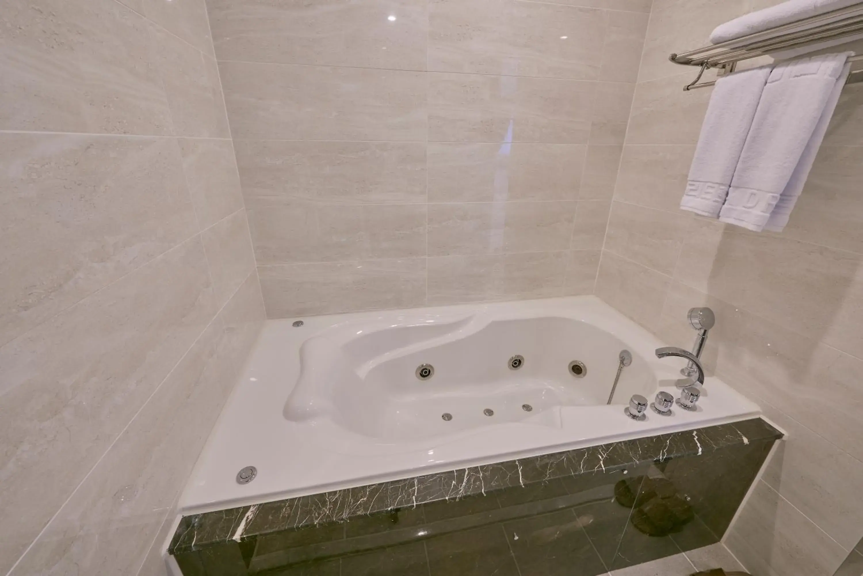 Shower in Gwangju Madrid Hotel (Korea Quality)