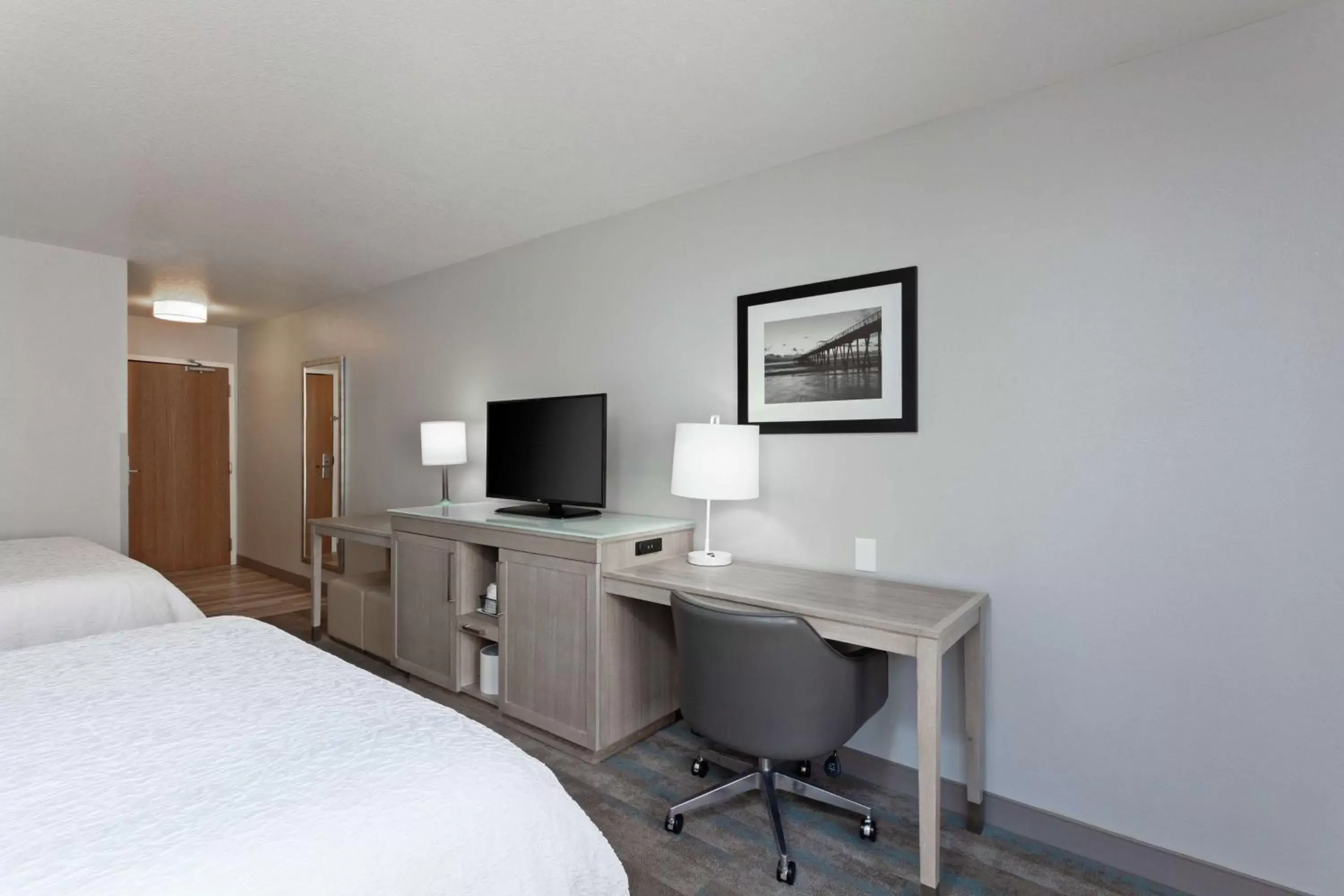 Bed, TV/Entertainment Center in Hampton Inn & Suites Hermosa Beach