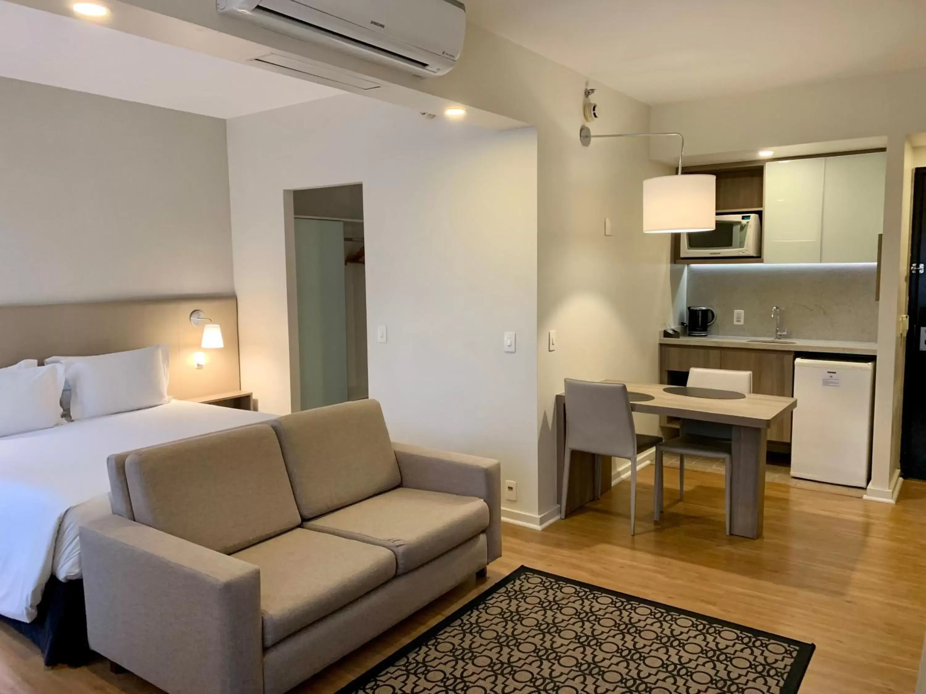 Photo of the whole room, Kitchen/Kitchenette in Staybridge Suites São Paulo, an IHG Hotel