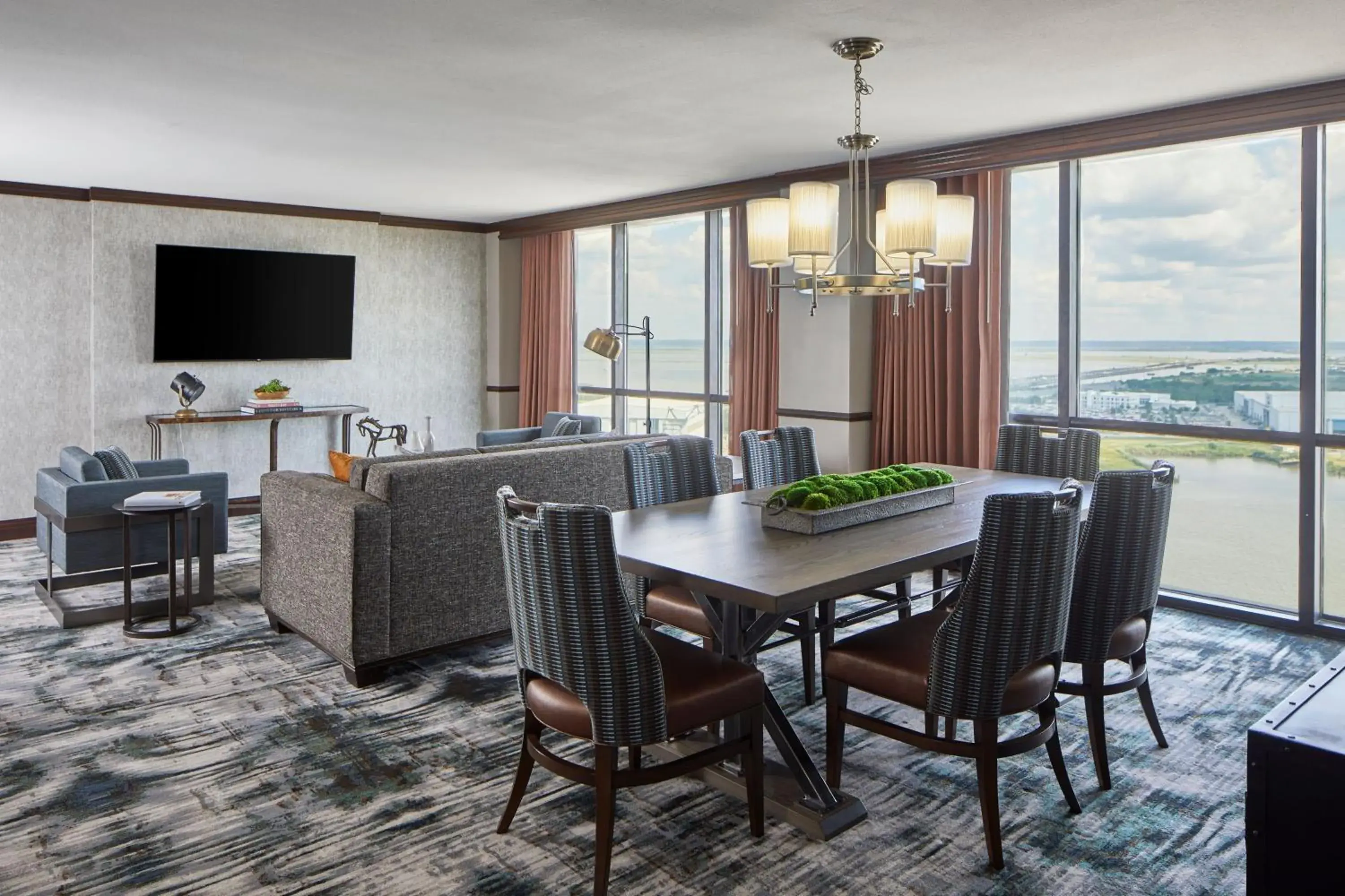 Photo of the whole room, Dining Area in Renaissance by Marriott Mobile Riverview Plaza Hotel