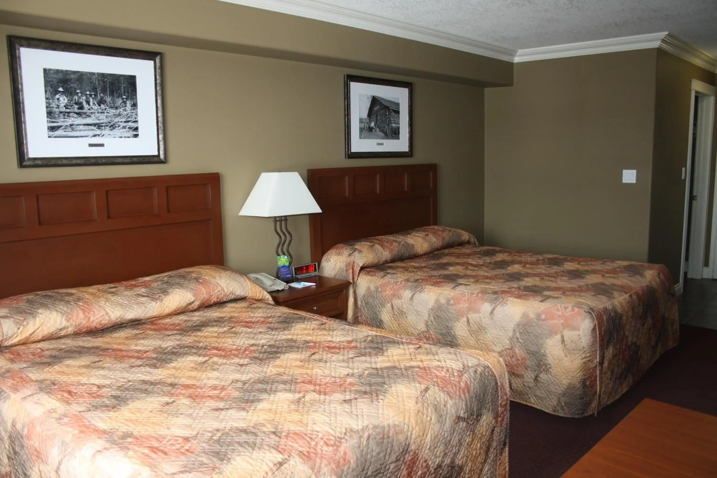 Photo of the whole room, Bed in Lakeview Inns & Suites - Edson Airport West