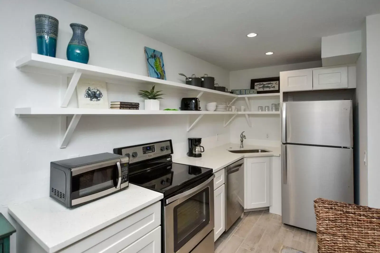 Kitchen or kitchenette, Kitchen/Kitchenette in Tropical Breeze Resort