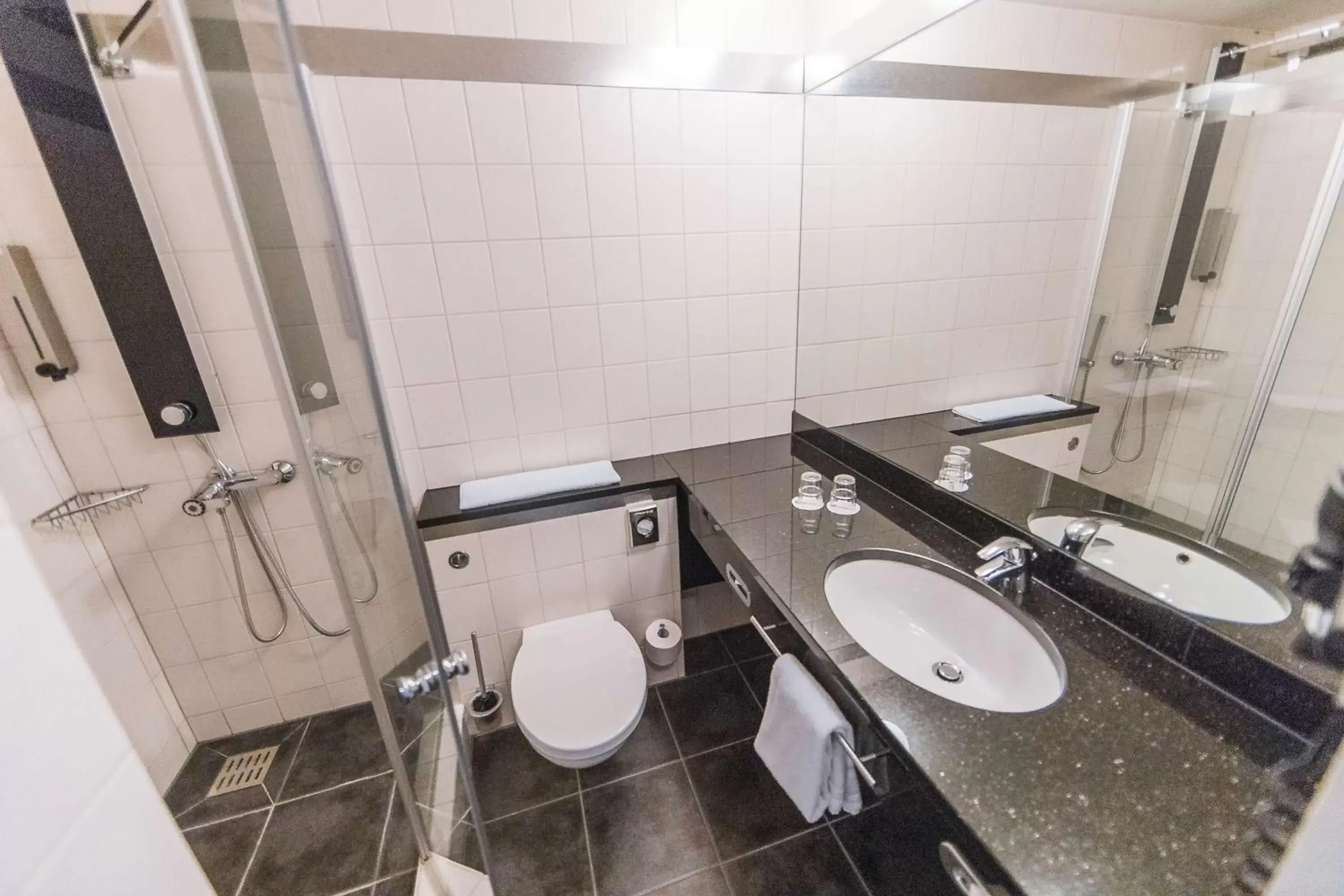 Bathroom in Best Western Plaza Hotel Stuttgart-Filderstadt