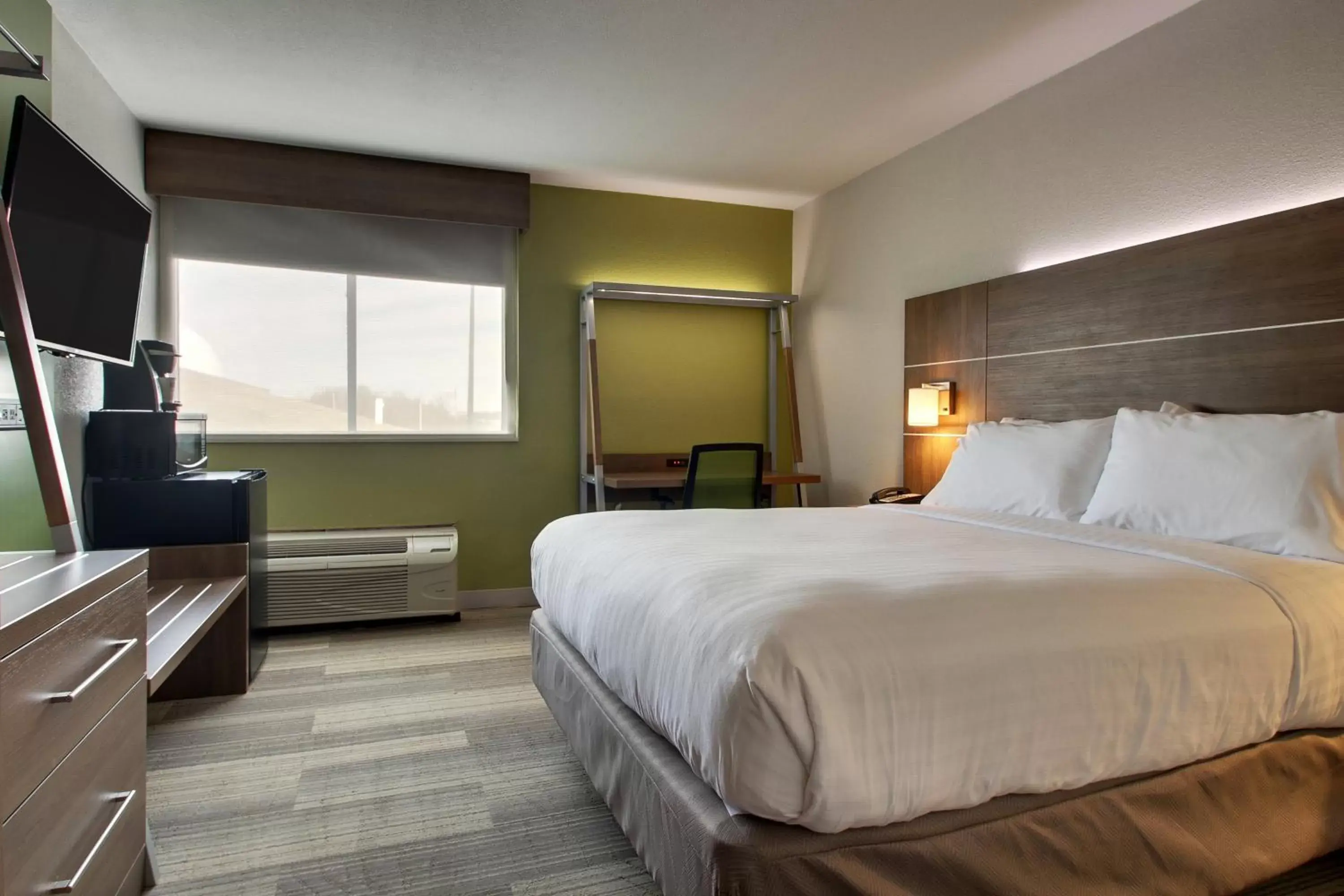 Photo of the whole room, Bed in Holiday Inn Express & Suites Wapakoneta, an IHG Hotel