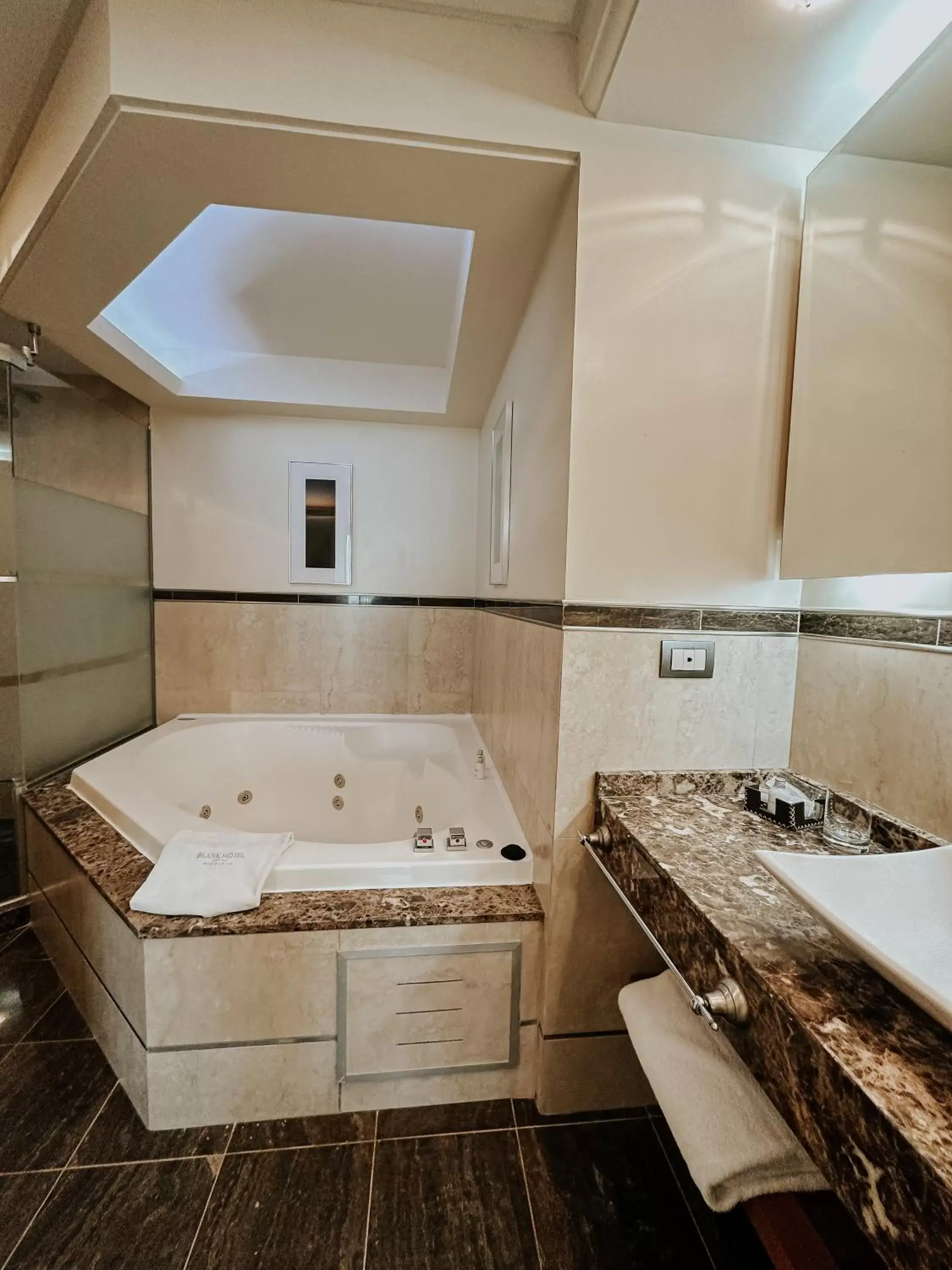 Hot Tub, Bathroom in Blank Hotel Recoleta