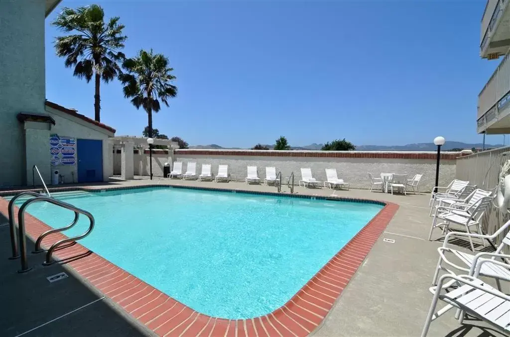 Swimming Pool in Motel 6-Fairfield, CA - Napa Valley