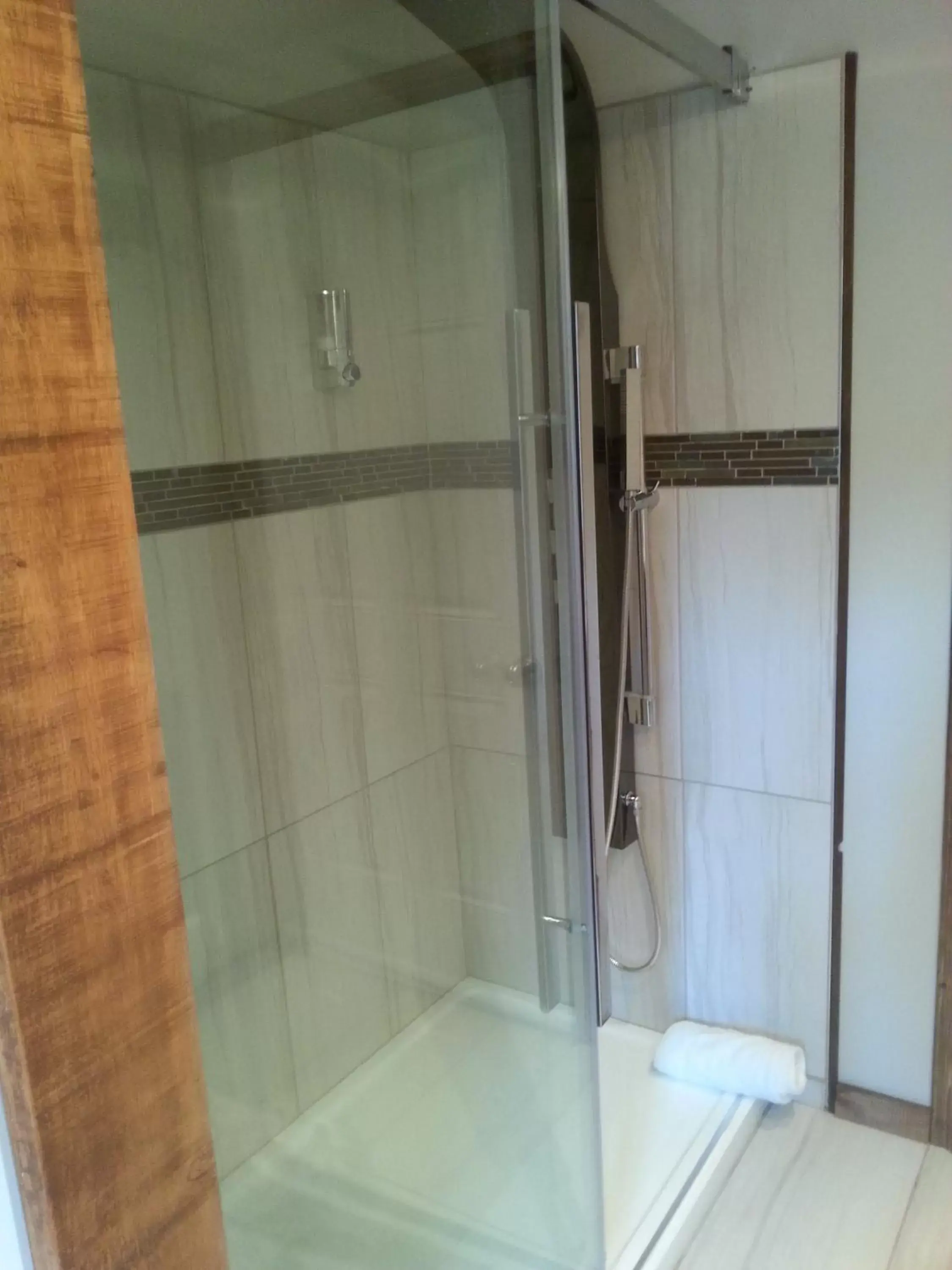 Shower, Bathroom in Domaine de la Baie, Les Suites