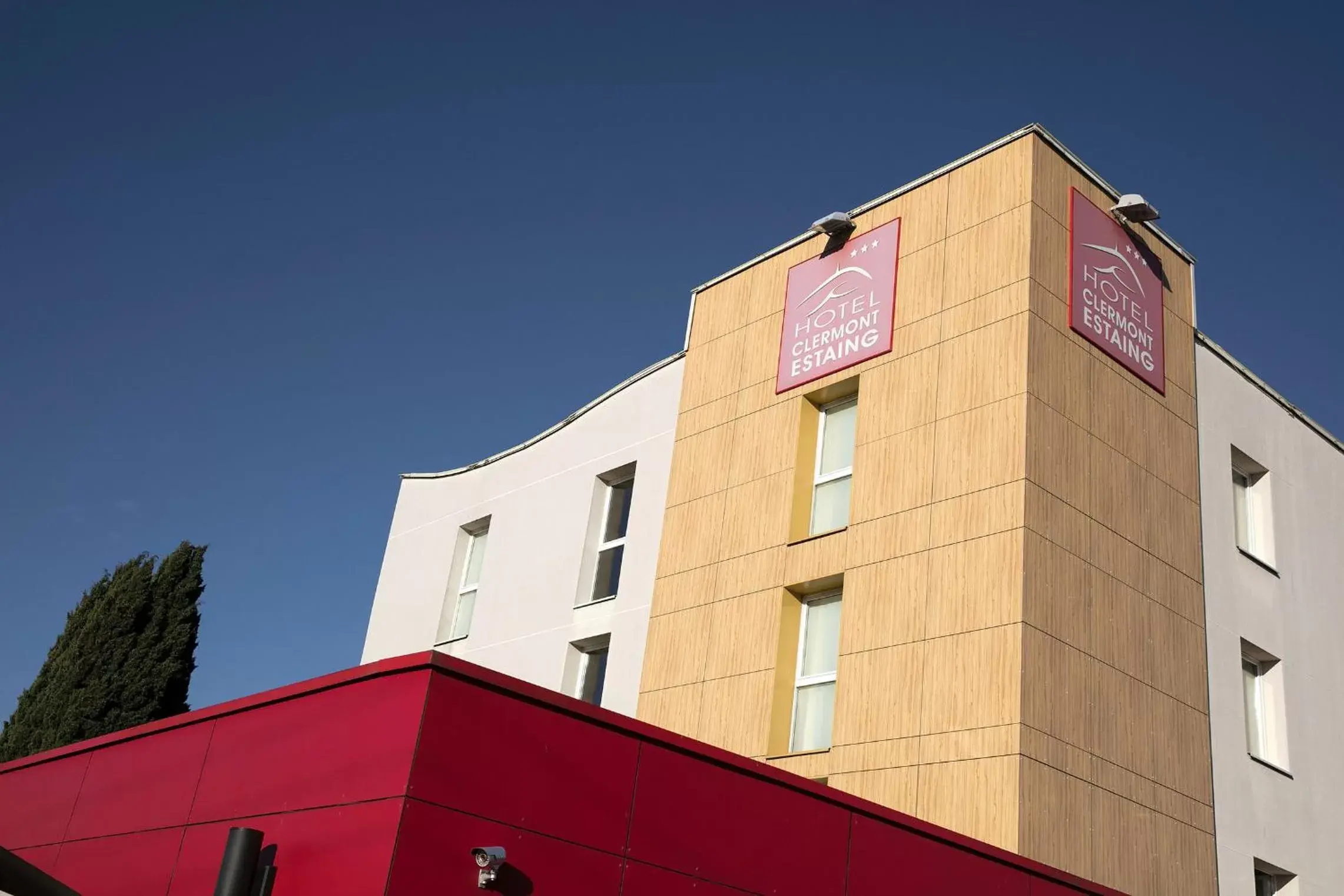 Property building in Hotel Clermont Estaing Property building in Hotel Clermont Estaing