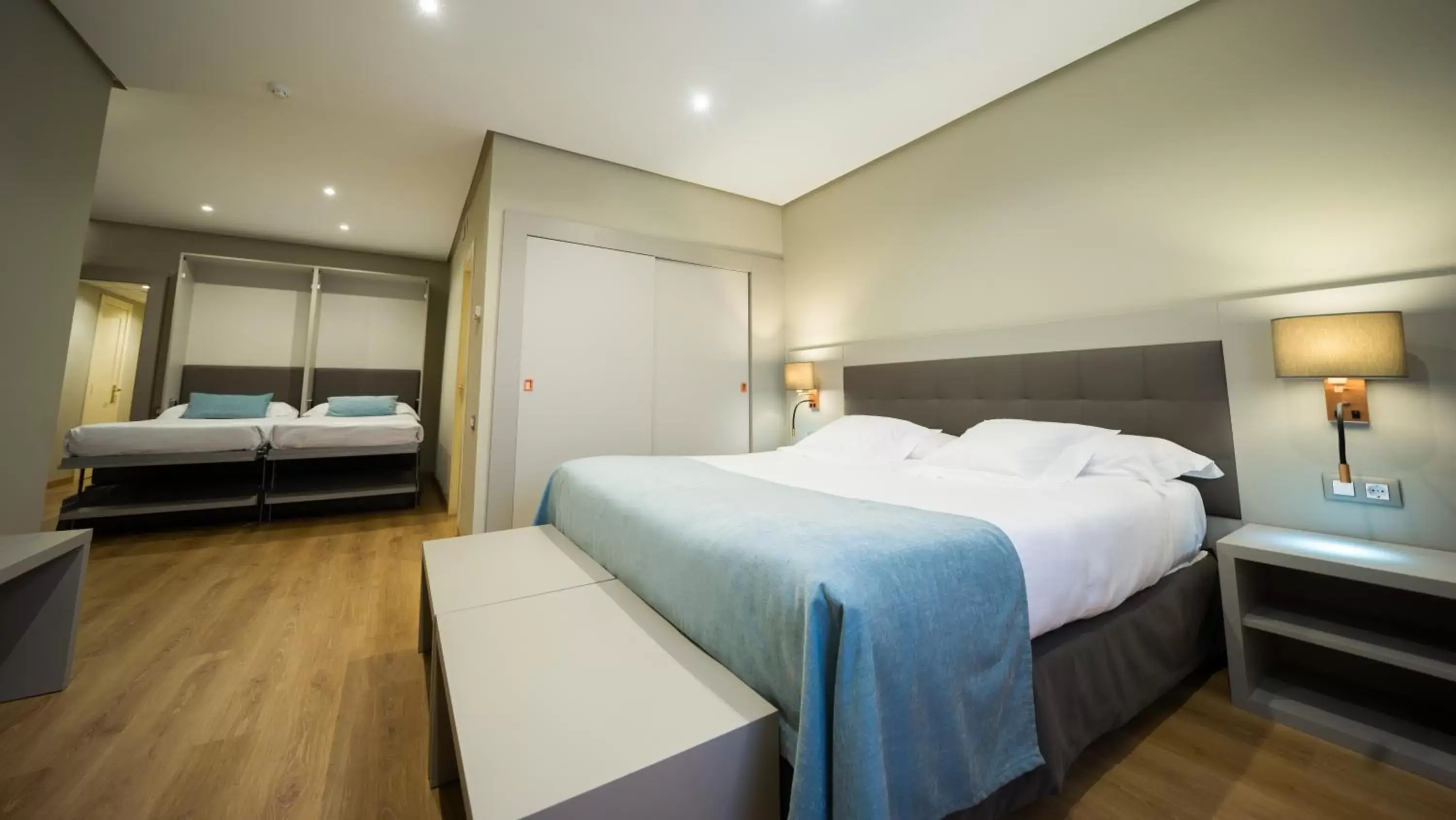 Bedroom, Bed in Mercure Carlton Rioja