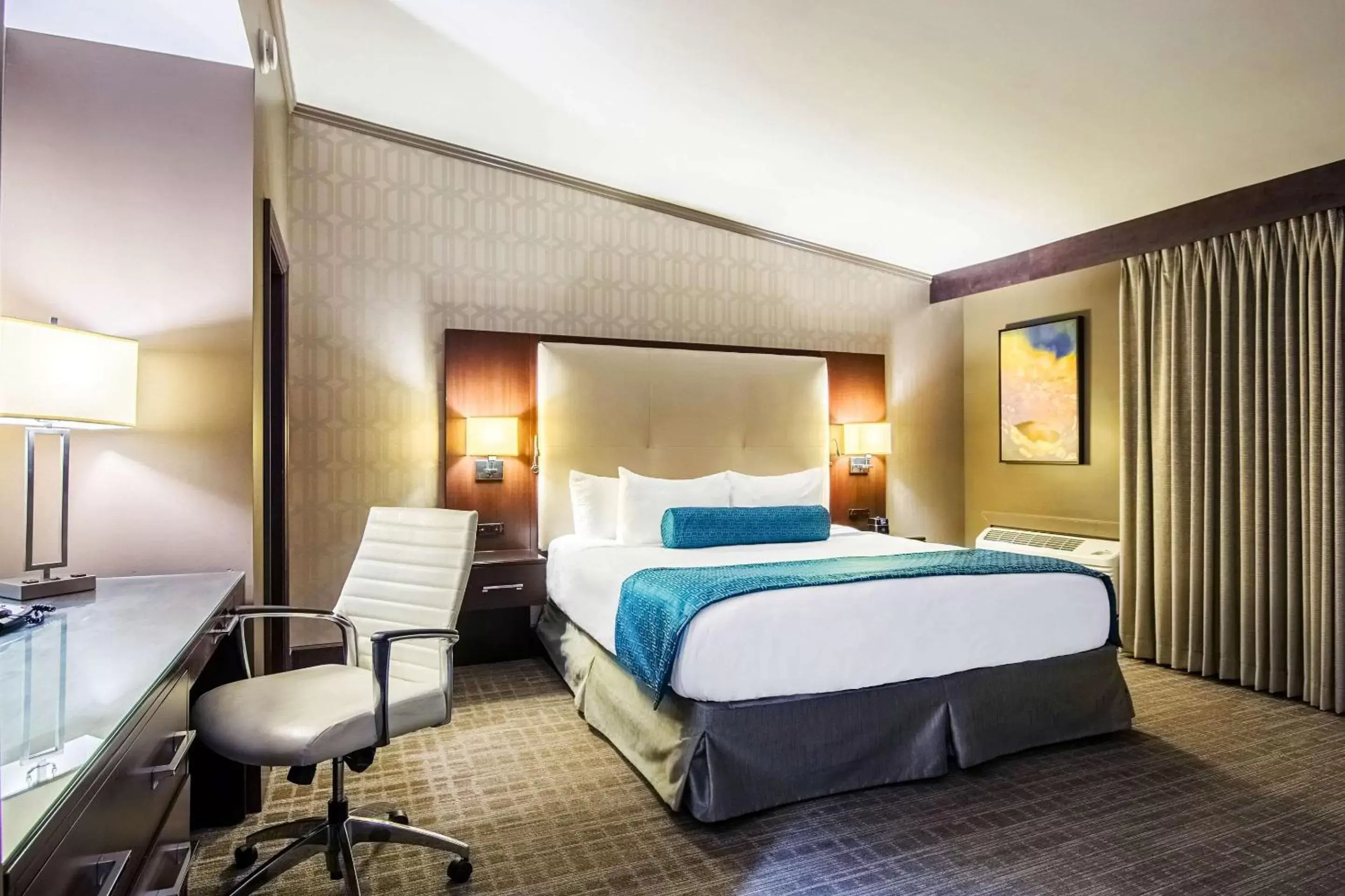 Bedroom, Bed in Oasis Hotel & Conv. Center, Ascend Hotel Collection