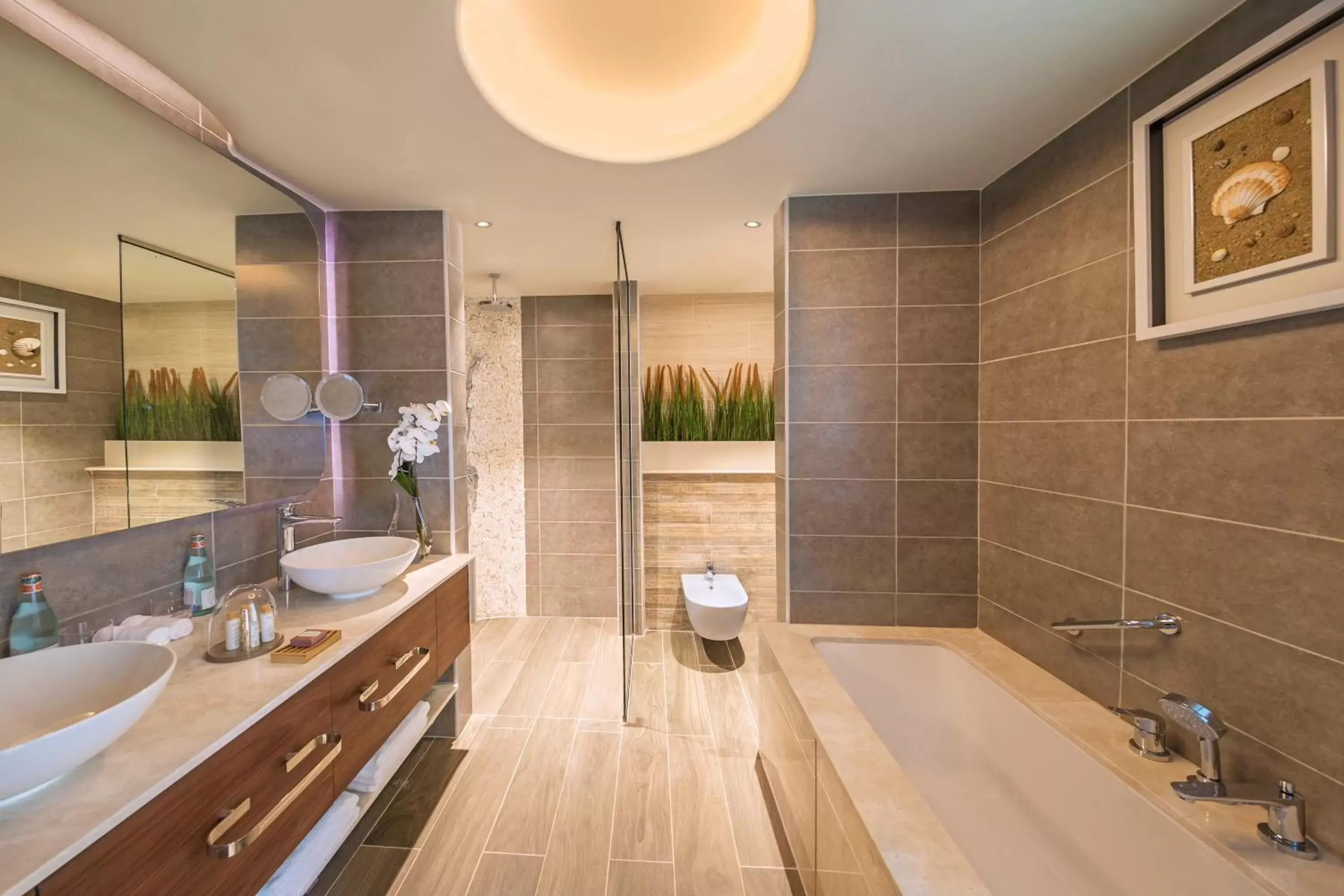 Bathroom in The Retreat Palm Dubai MGallery by Sofitel