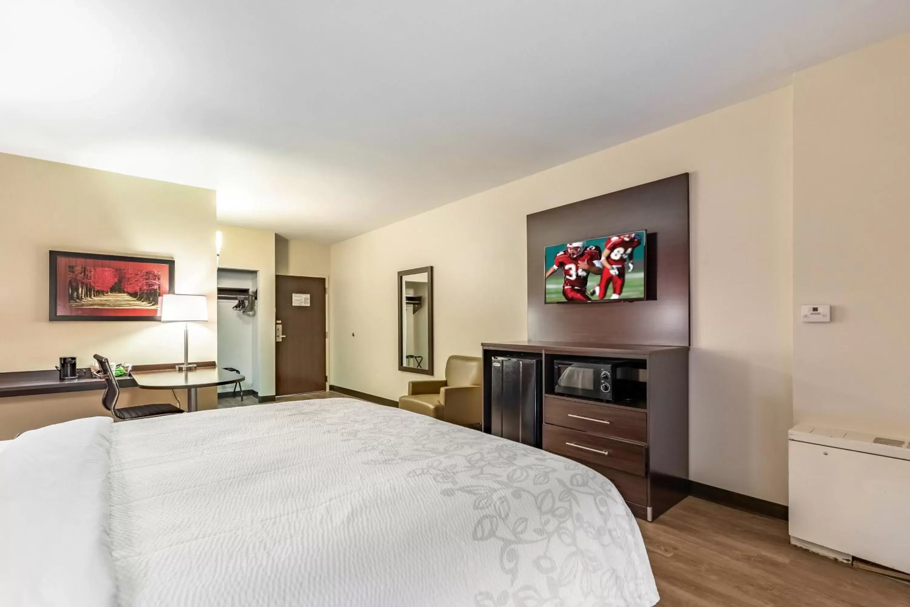 Bedroom, Bed in Red Roof Inn PLUS & Suites Houston - IAH Airport SW