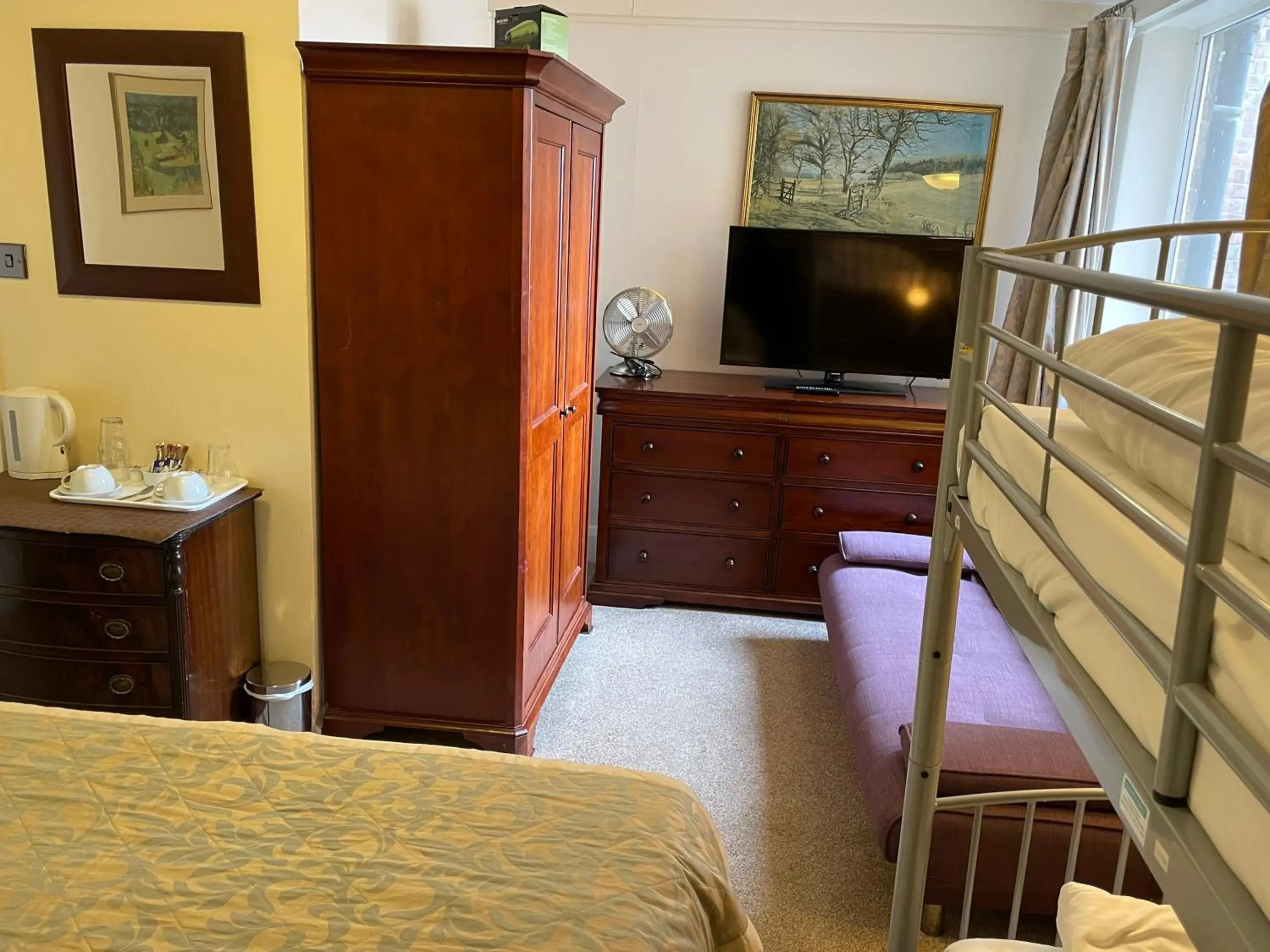 Bedroom, TV/Entertainment Center in Yellow Mountain Hotel