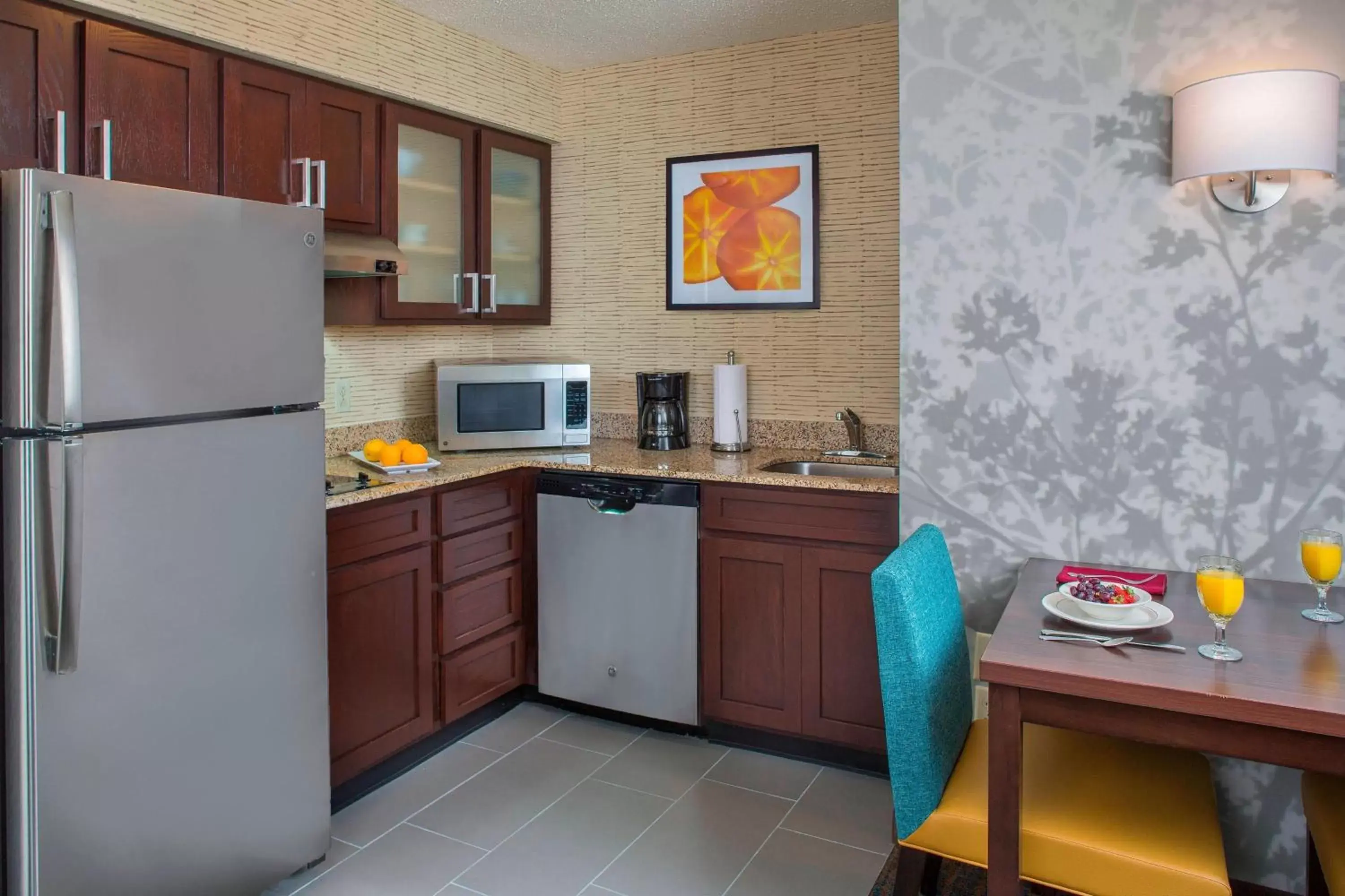 Bedroom, Kitchen/Kitchenette in Residence Inn by Marriott New Orleans Metairie