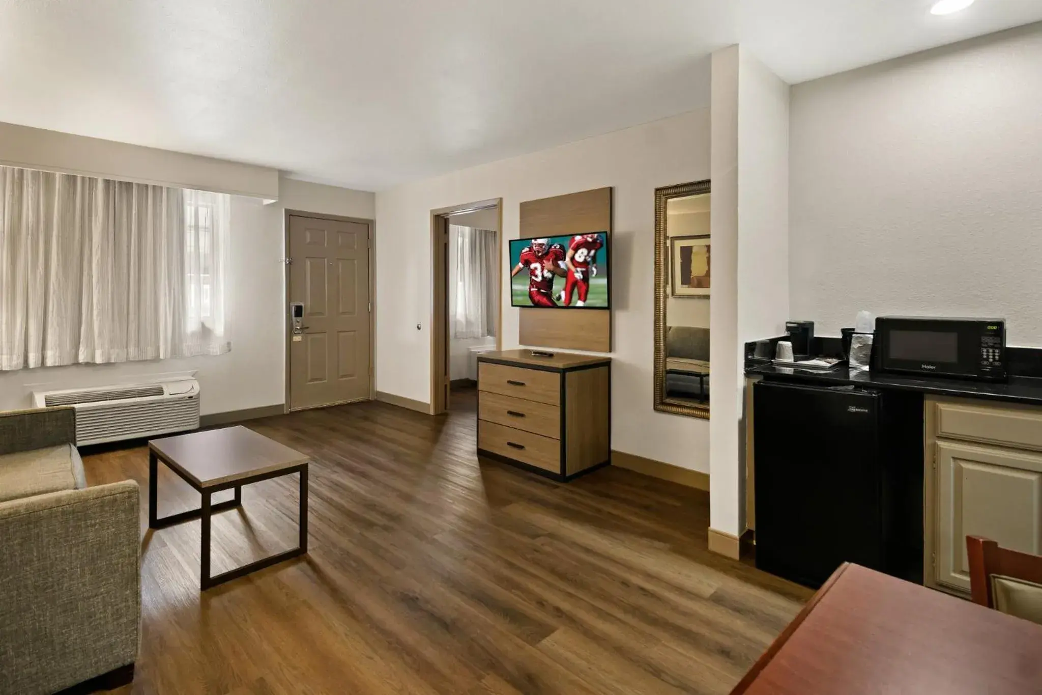 Photo of the whole room, Kitchen/Kitchenette in Red Roof Inn & Suites Irving - DFW Airport South