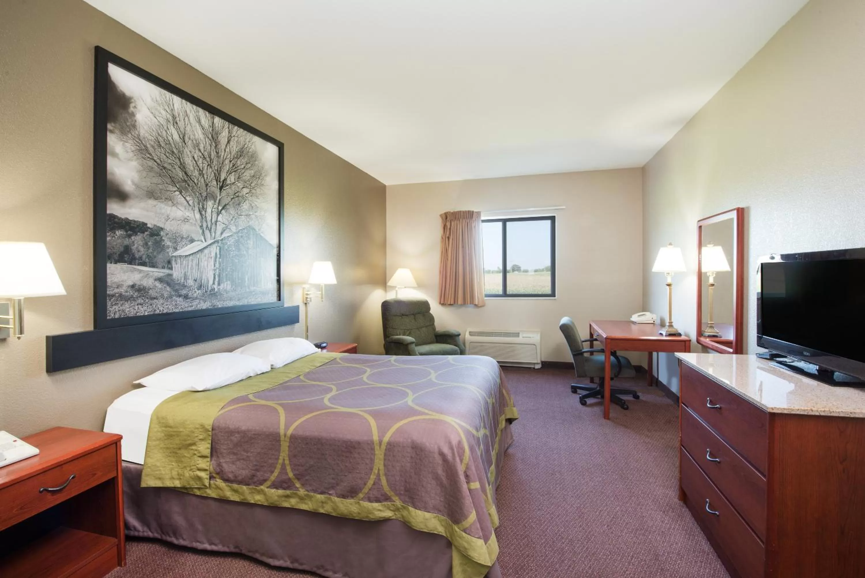 Photo of the whole room, Bed in Super 8 by Wyndham Iola KS