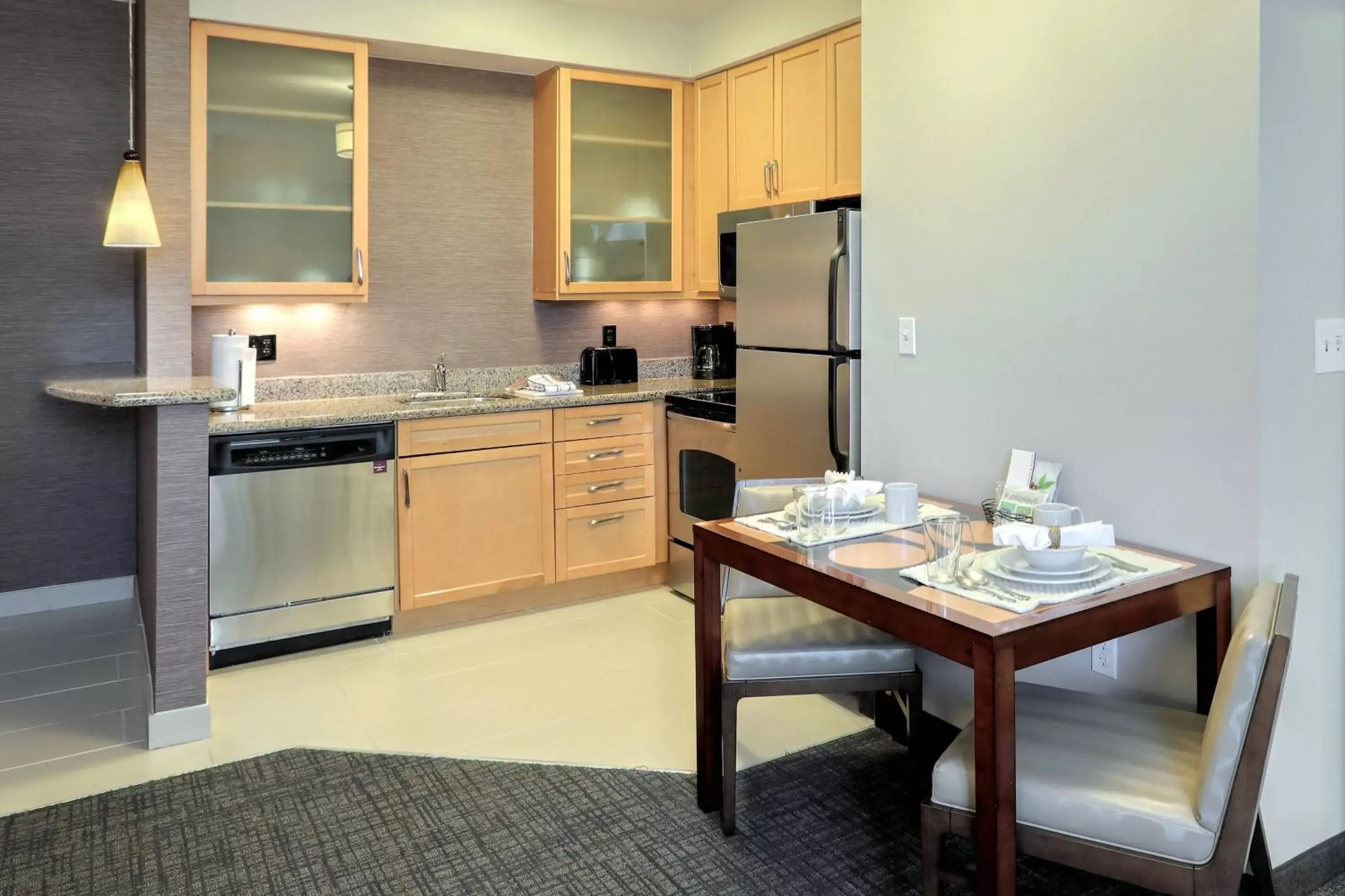 Bedroom, Kitchen/Kitchenette in Residence Inn by Marriott Woodbridge Edison/Raritan Center