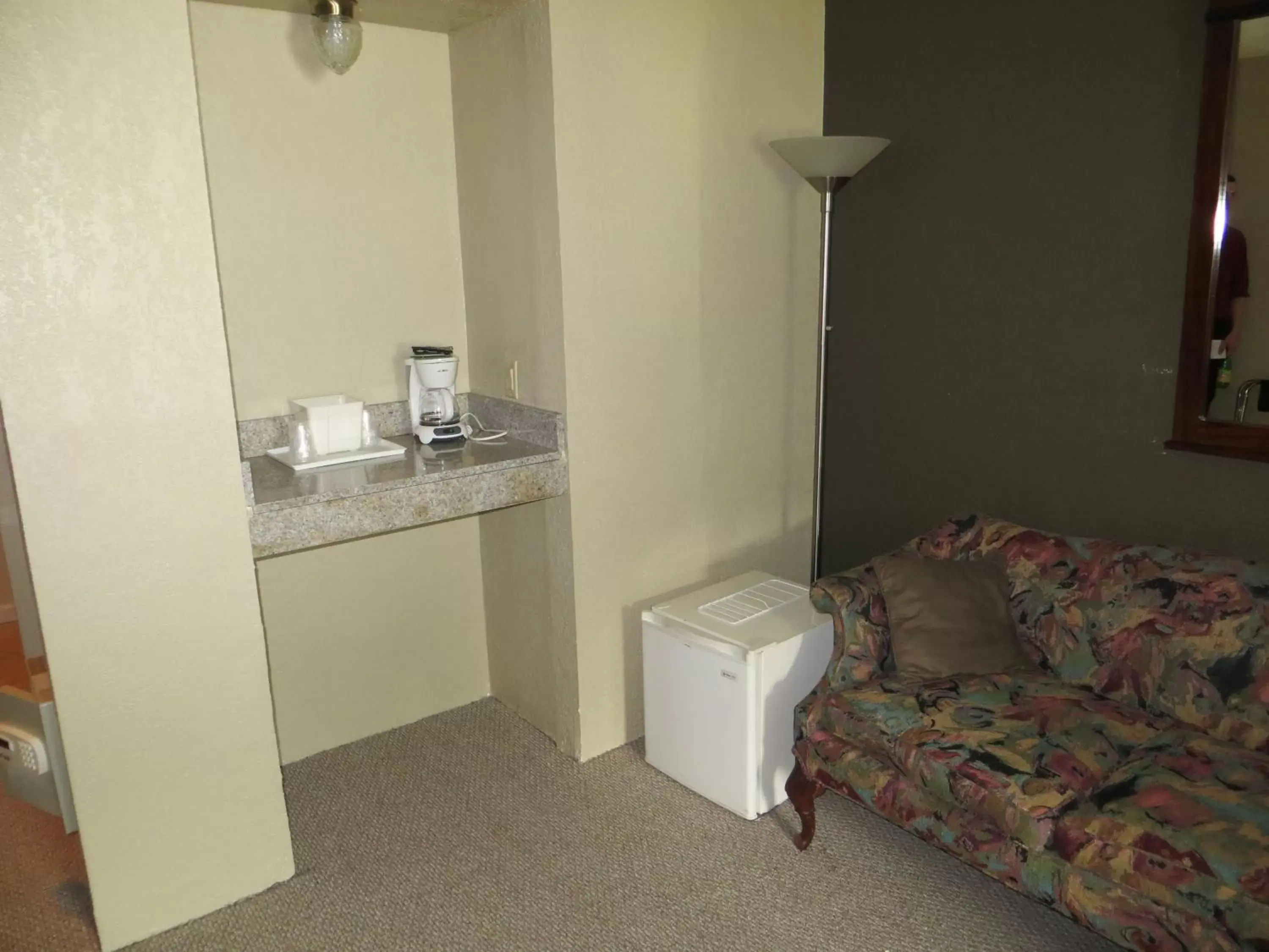 Coffee/tea facilities in Americourt Hotel and Suites - Elizabethton