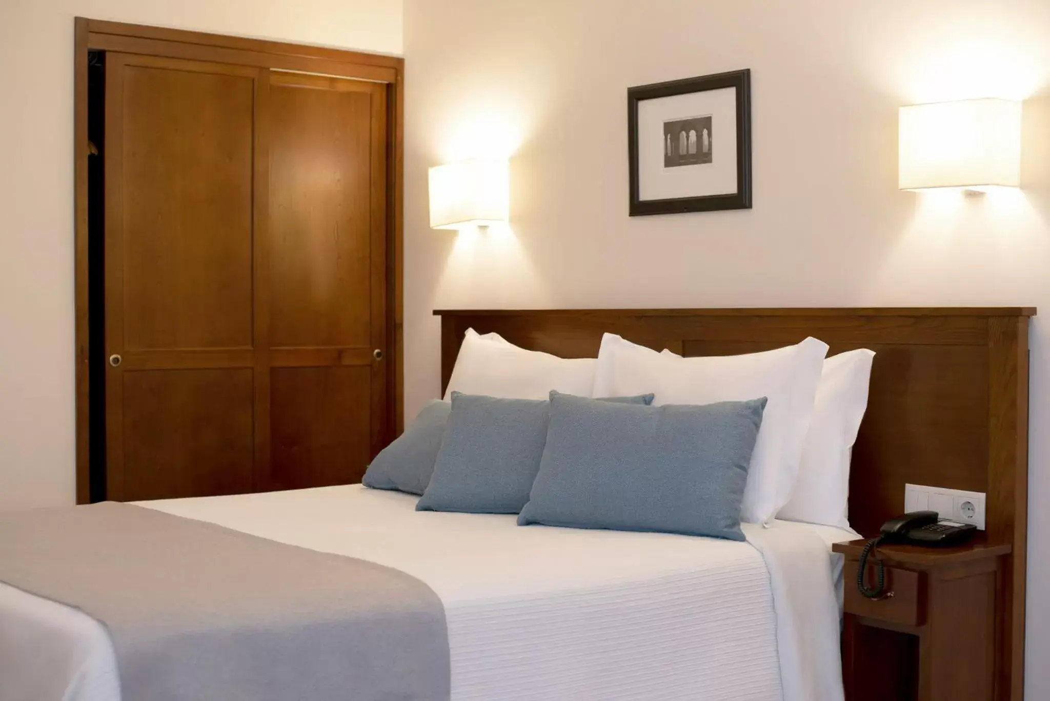 Property building, Bed in Hotel Aliados