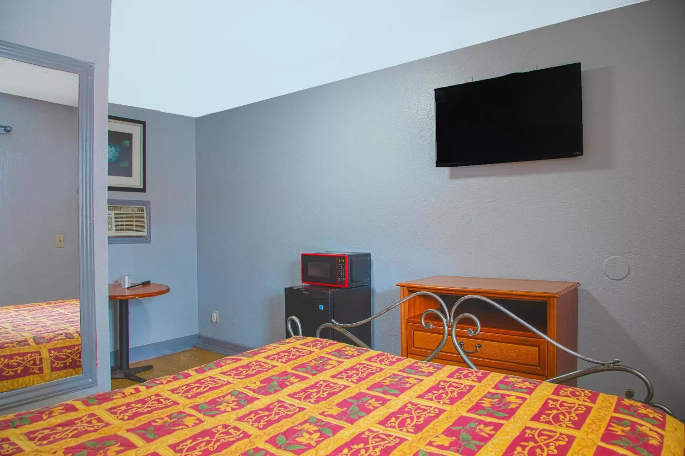 Bedroom, TV/Entertainment Center in OYO Hotel I-20 Decatur, East Atlanta