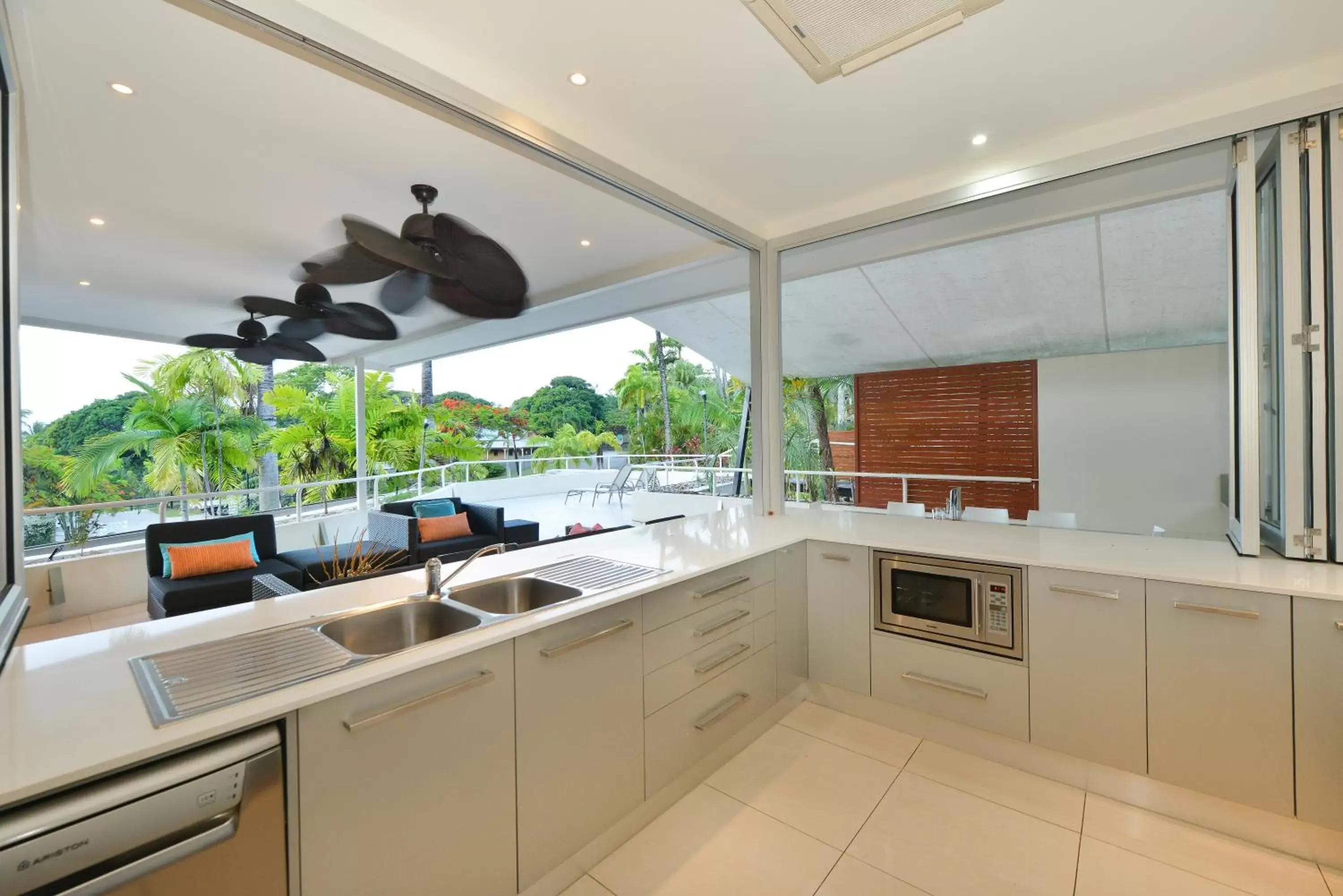 Kitchen or kitchenette, Kitchen/Kitchenette in Club Tropical Resort with Onsite Reception & Check In