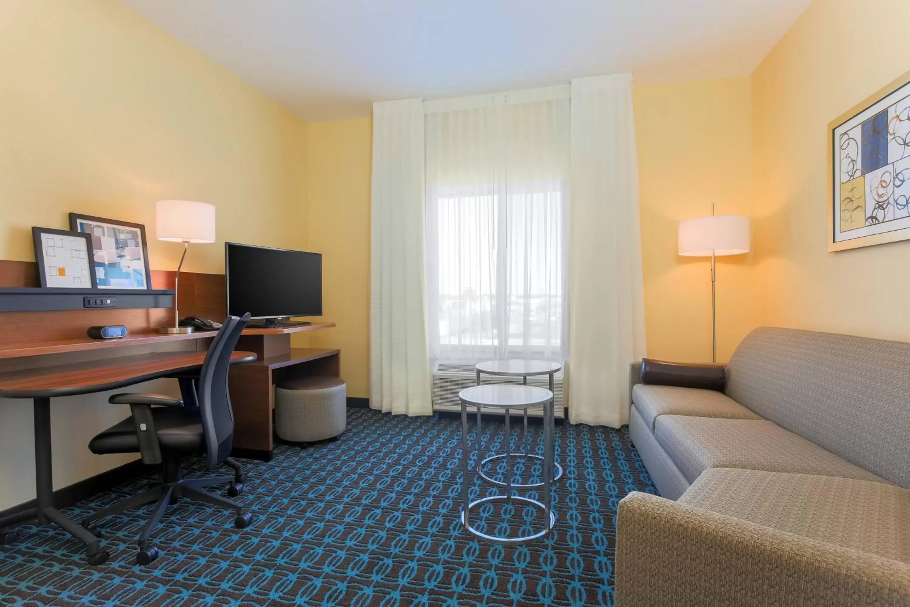 Living room, TV/Entertainment Center in Fairfield Inn & Suites by Marriott Alexandria