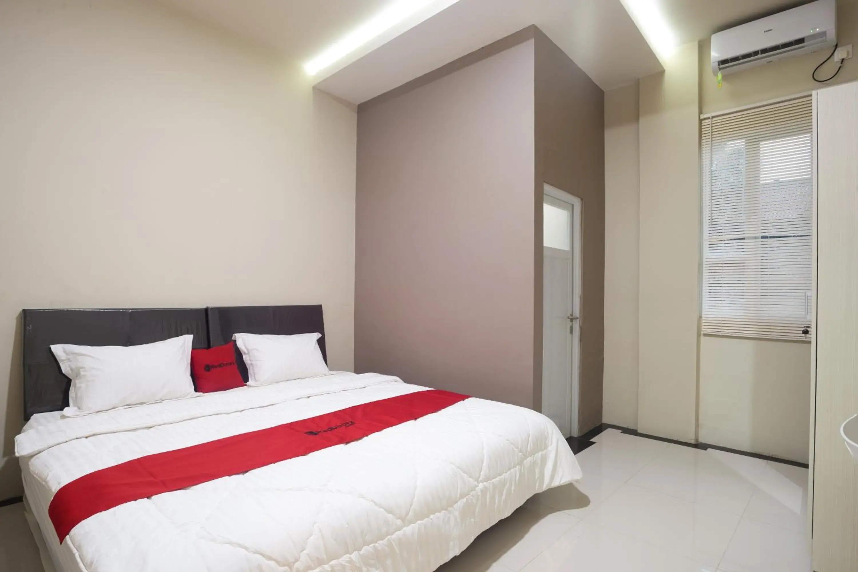 Bedroom, Bed in RedDoorz near IPB Dramaga Bogor