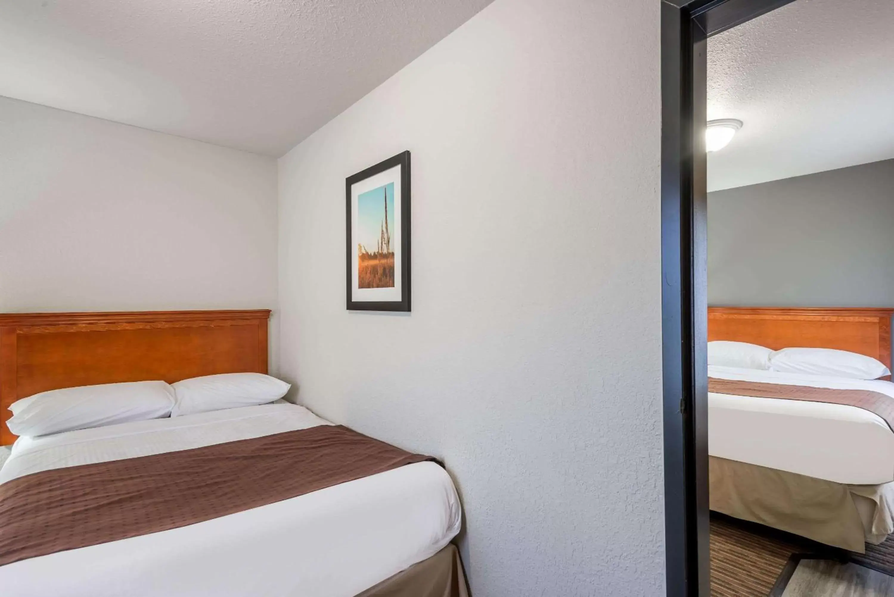 Photo of the whole room, Bed in Super 8 by Wyndham Grande Prairie