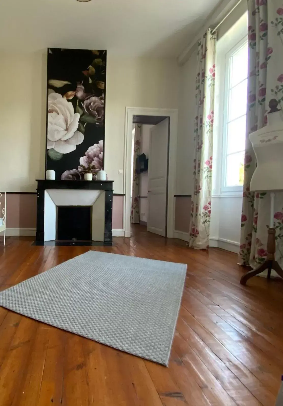 Photo of the whole room, TV/Entertainment Center in H de Surgères