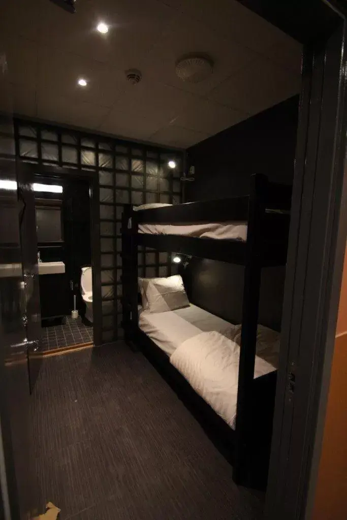 Bed, Bunk Bed in Stockholm Inn Hotell