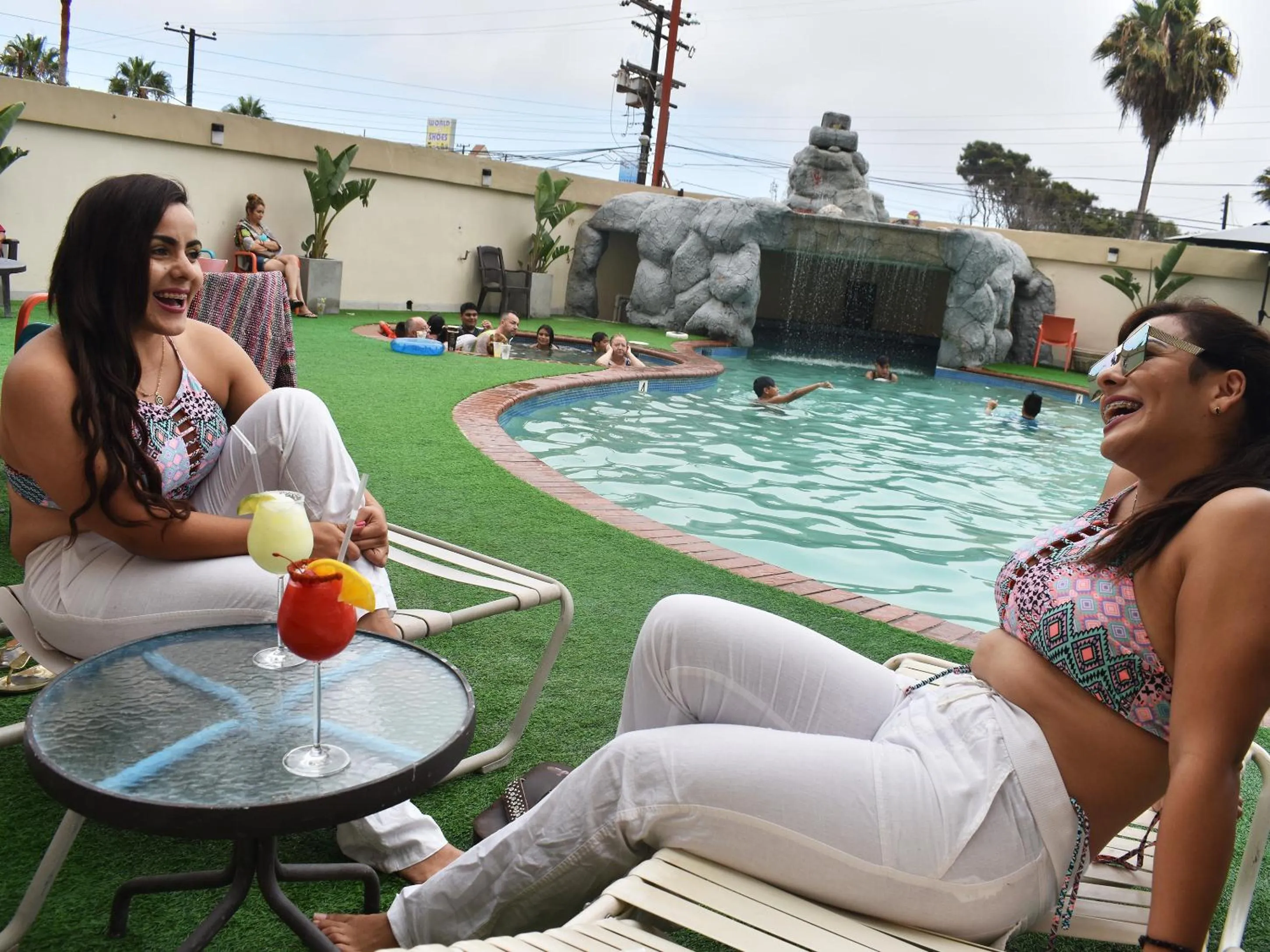 Swimming pool in Hotel Corona Plaza