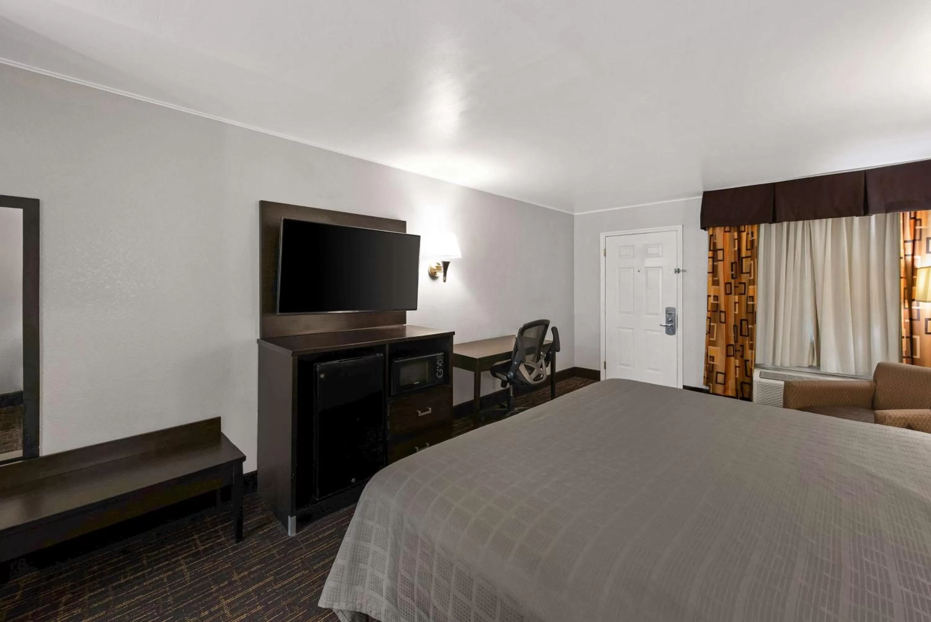 Bedroom, Bed in Best Western Executive Inn