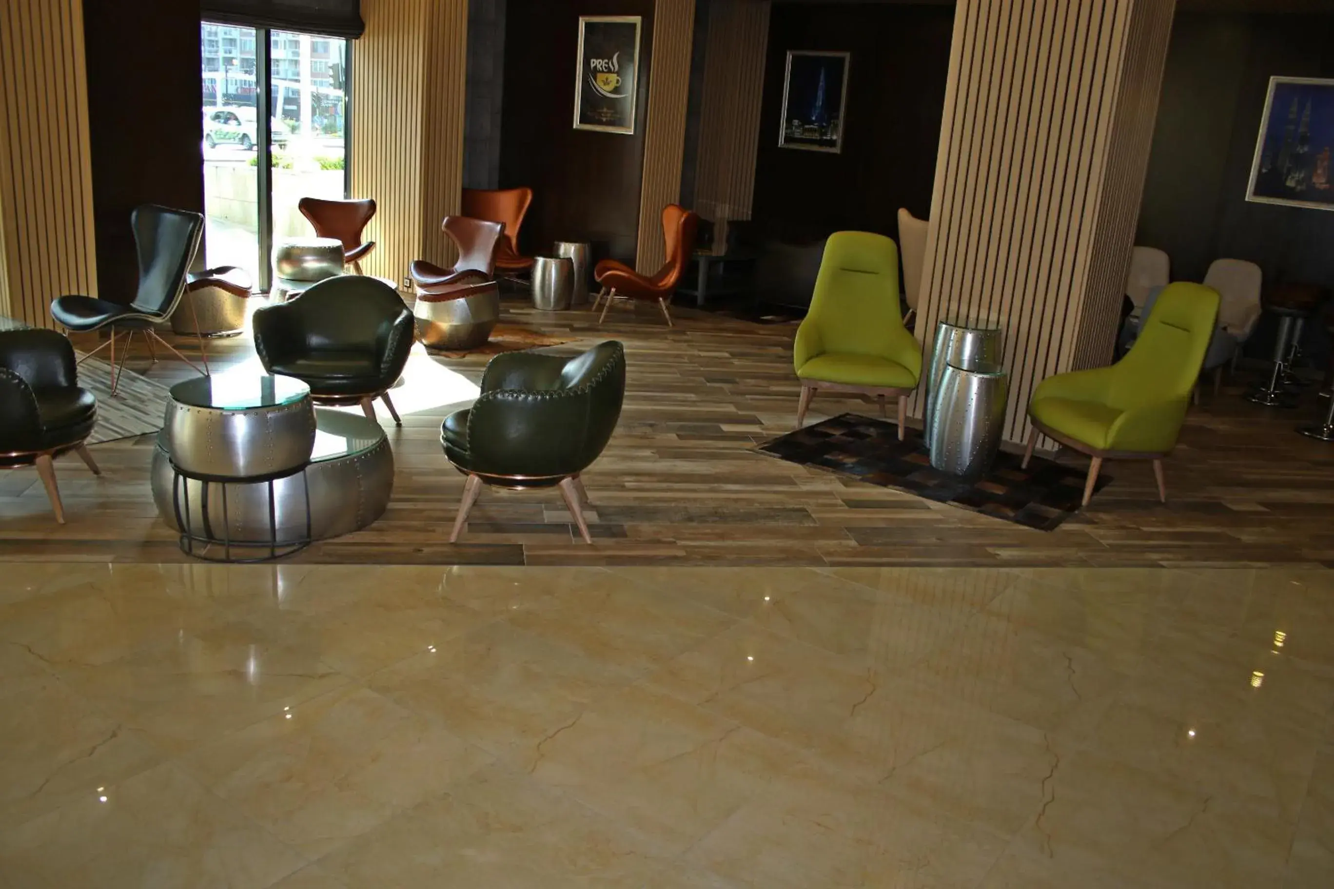 Communal lounge/ TV room, Seating Area in Hotel Golden Tulip Varna