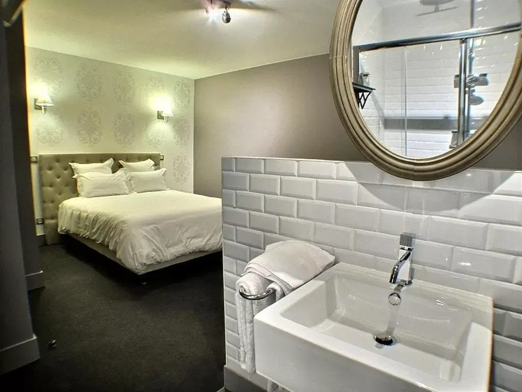 Photo of the whole room, Bathroom in Hôtel 19'Cent