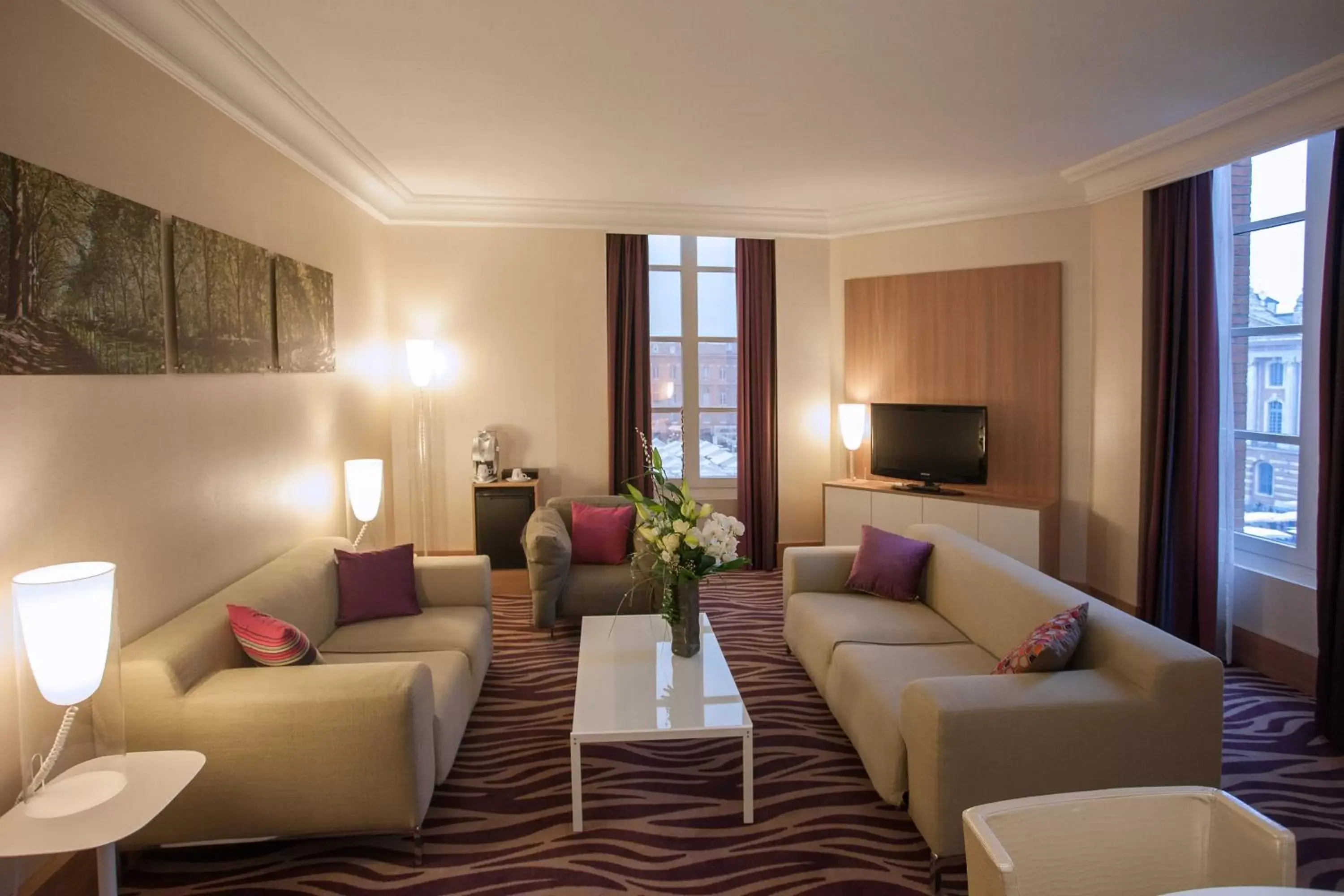 Photo of the whole room, Seating Area in Plaza Hotel Capitole Toulouse - Anciennement-formerly CROWNE PLAZA