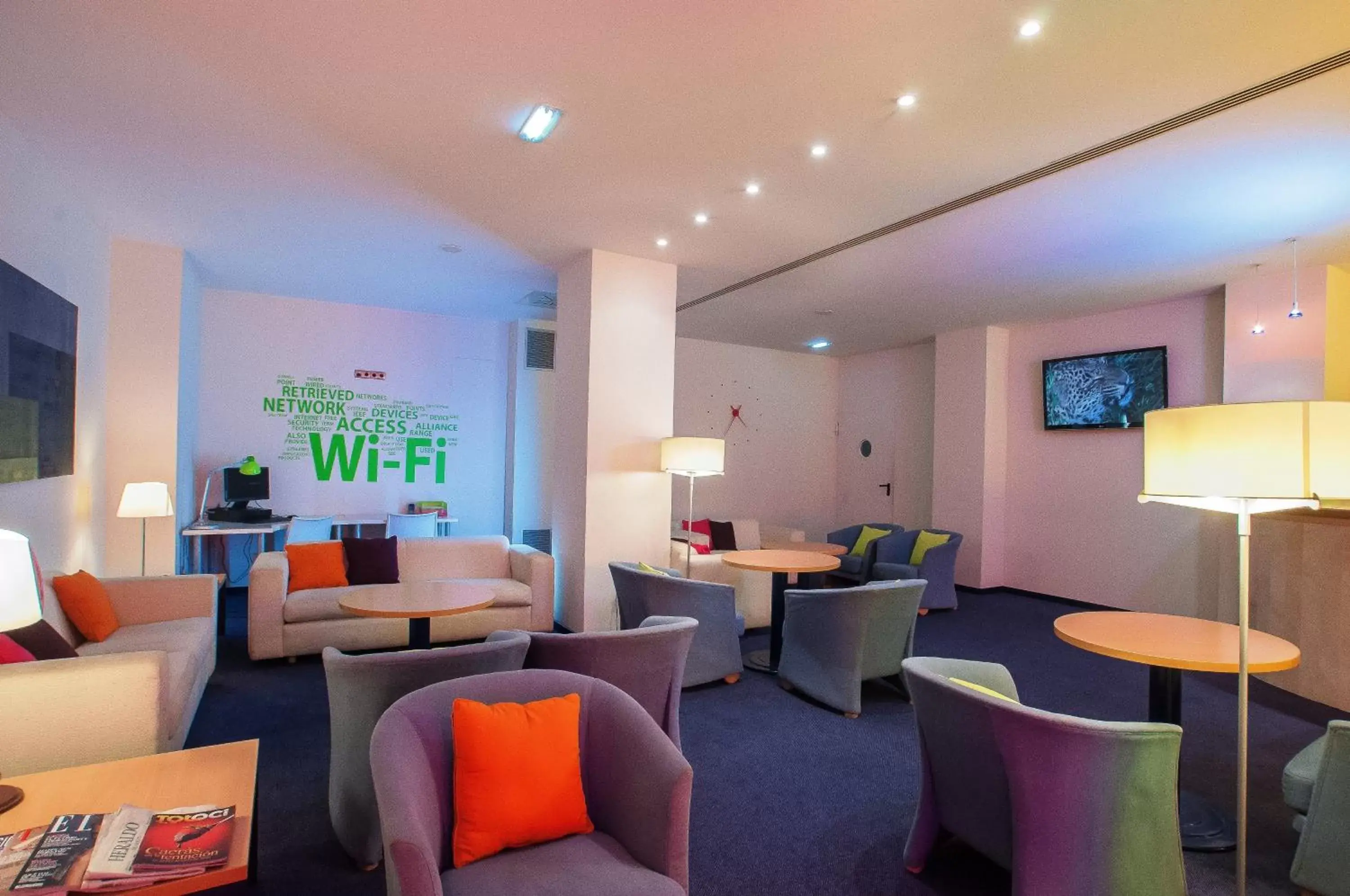 TV and multimedia, Lounge/Bar in Ibis Styles Zaragoza Ramiro I