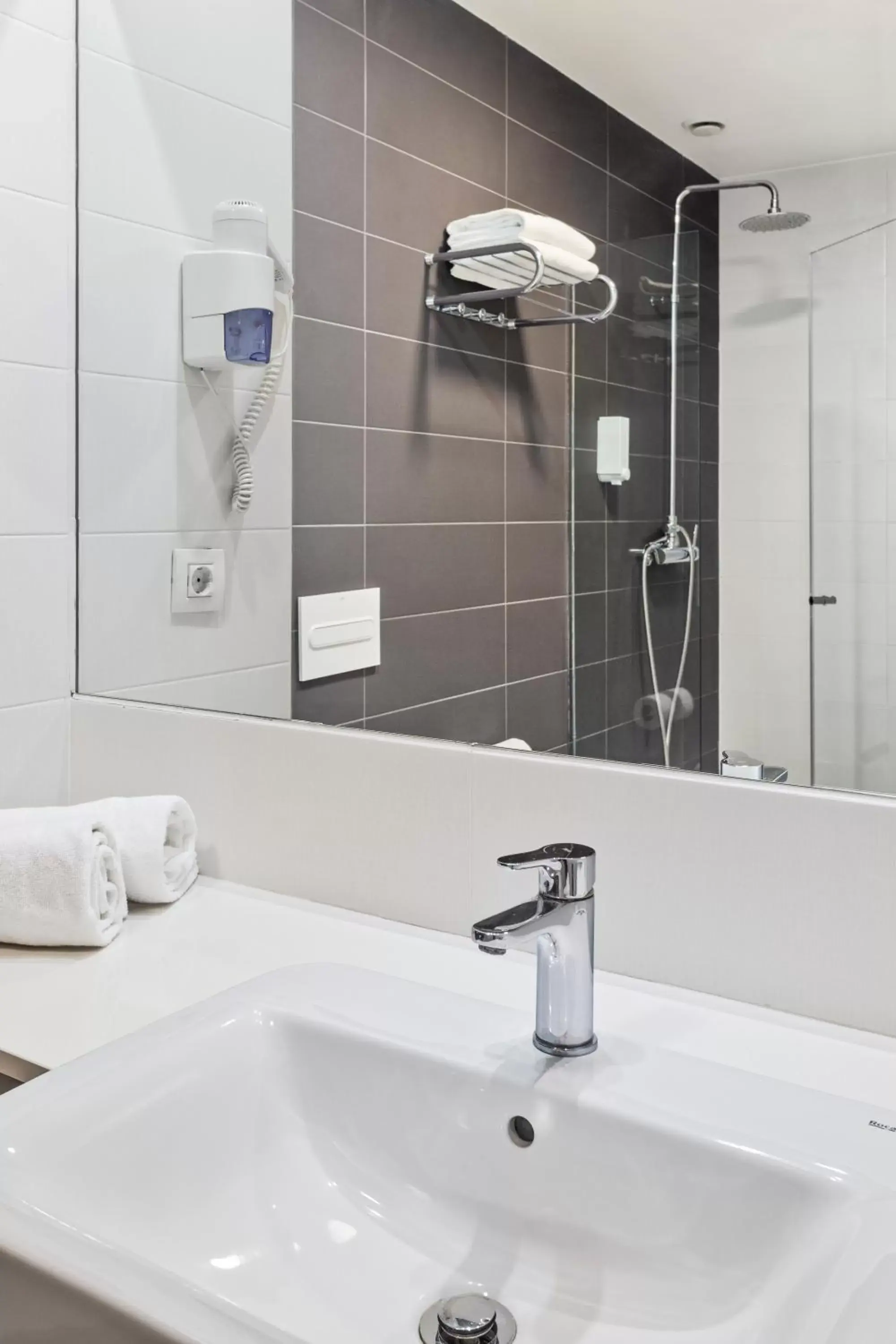 Shower, Bathroom in B&B HOTEL Barcelona Viladecans
