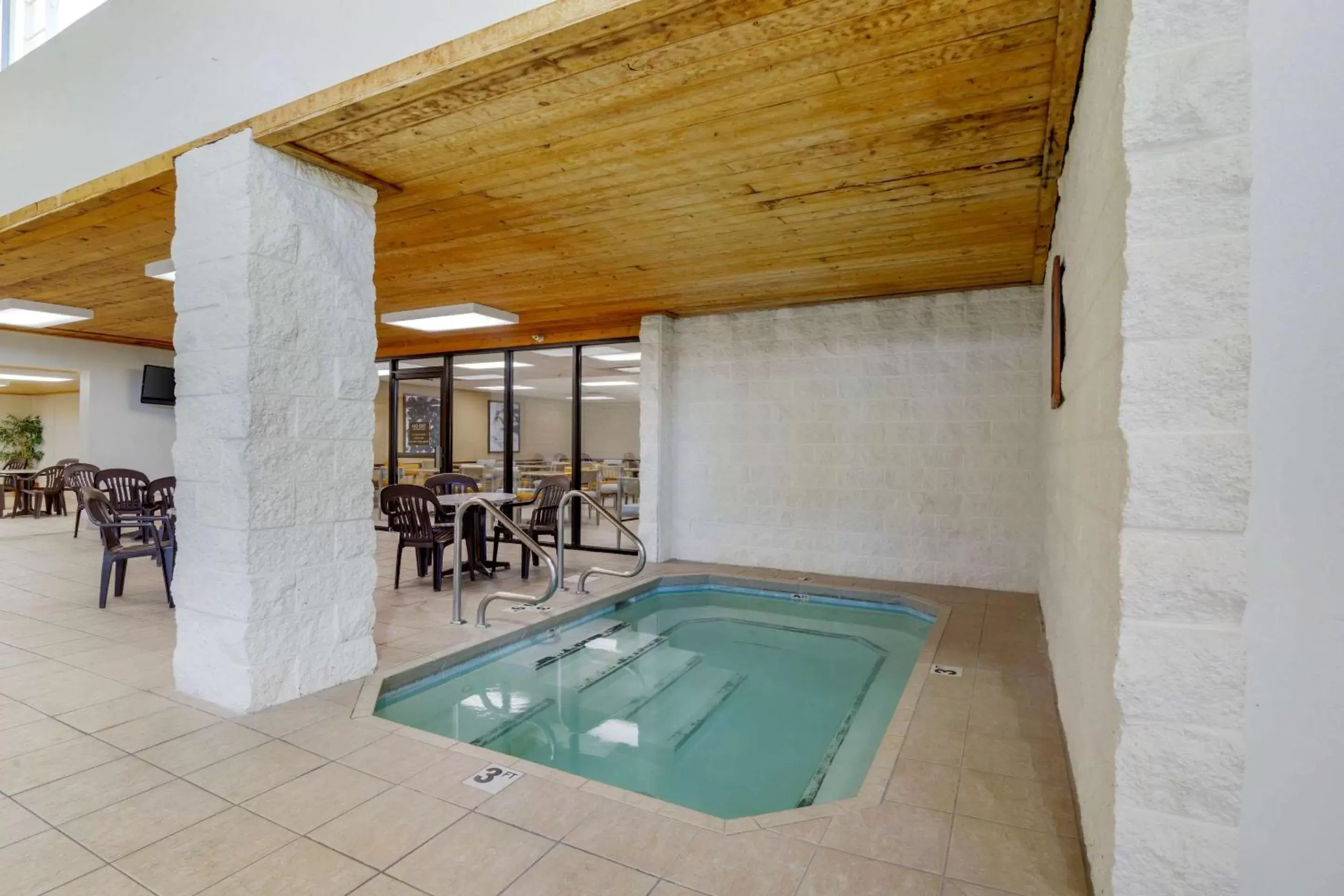 Swimming Pool in Comfort Inn Bismarck