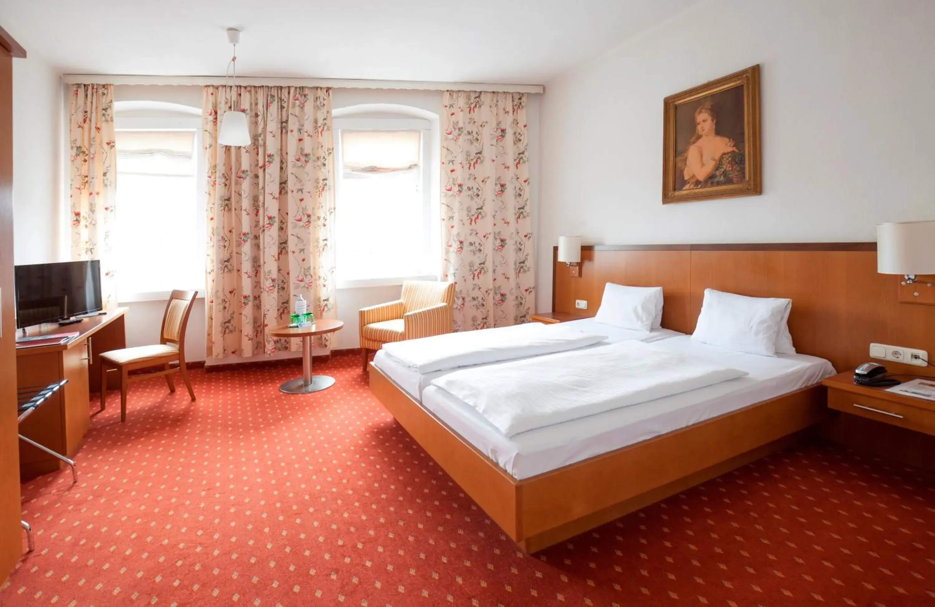 Photo of the whole room, Bed in Keramikhotel Goldener Brunnen