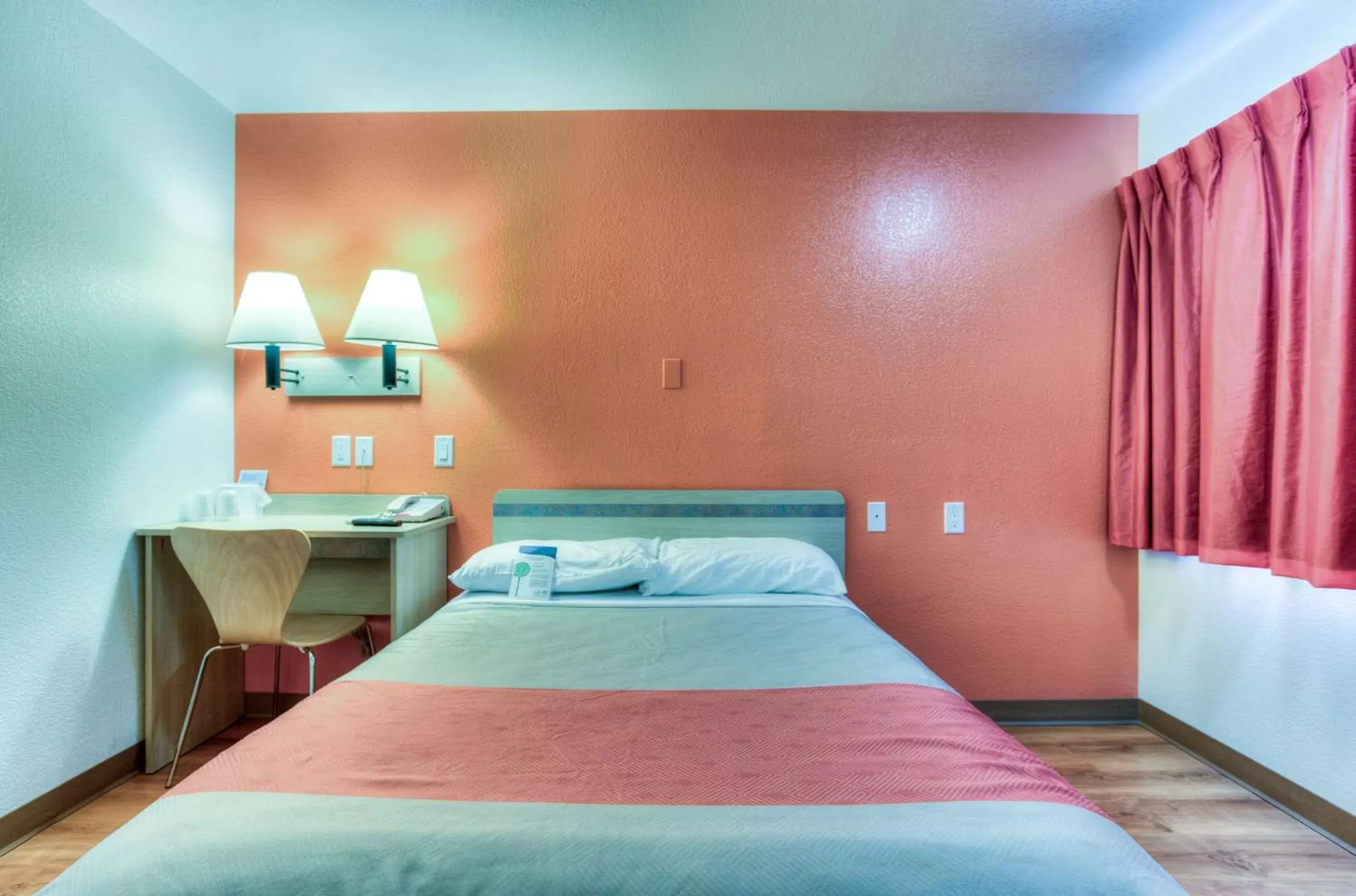 Photo of the whole room, Bed in Motel 6-Tigard, OR - Portland South - Lake Oswego