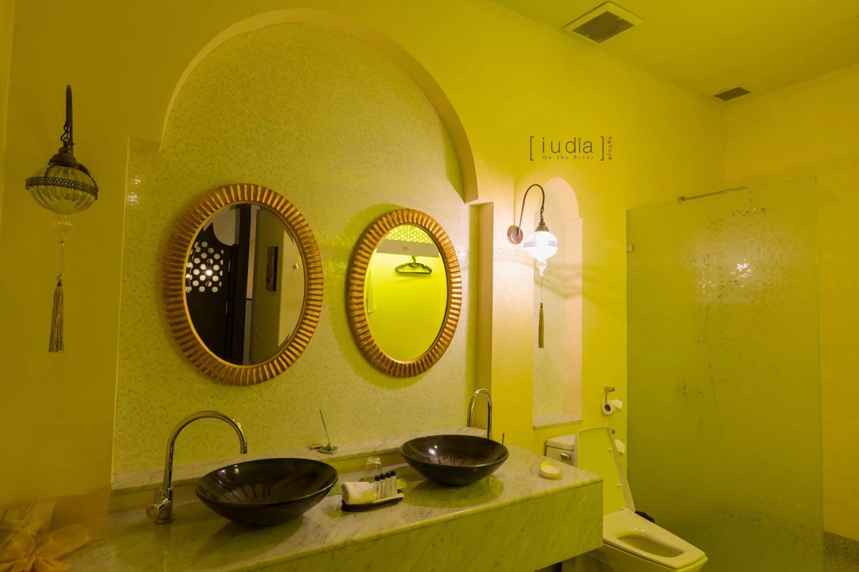 Bathroom in iuDia Hotel