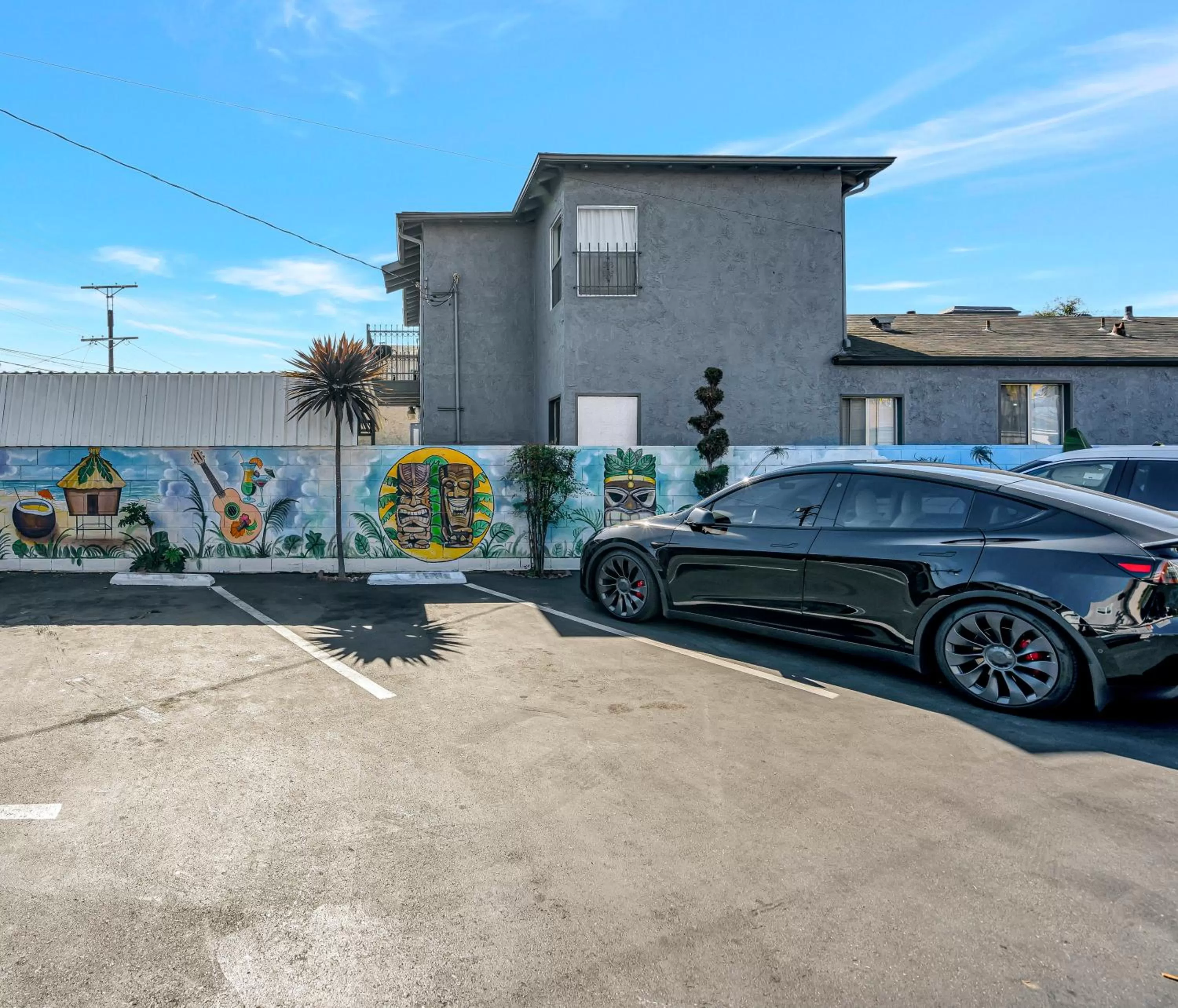 Parking in Royal Hawaiian Inn - Mid City, Los Angeles