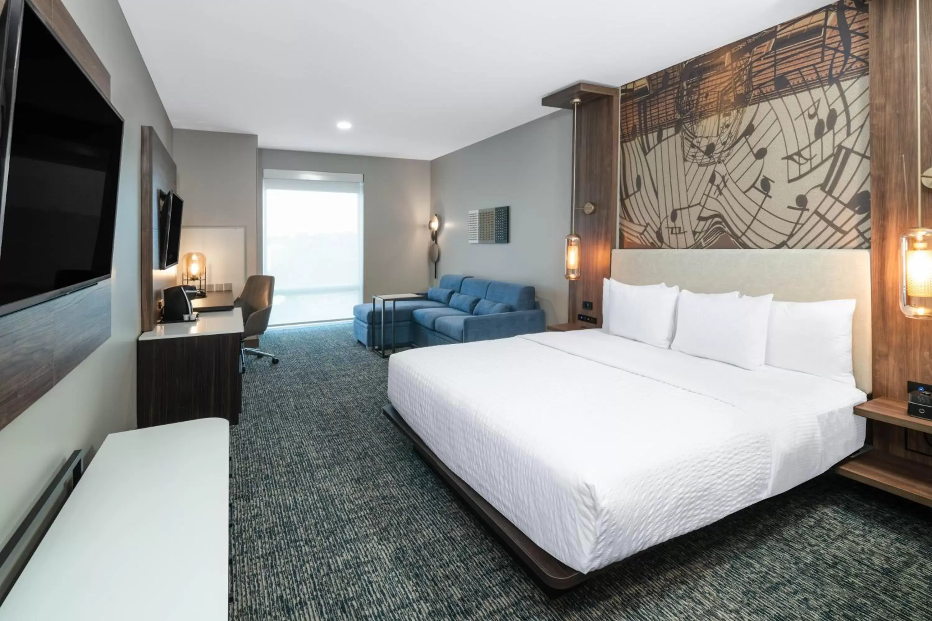 Bedroom in La Quinta Inn & Suites by Wyndham Nashville Downtown Stadium
