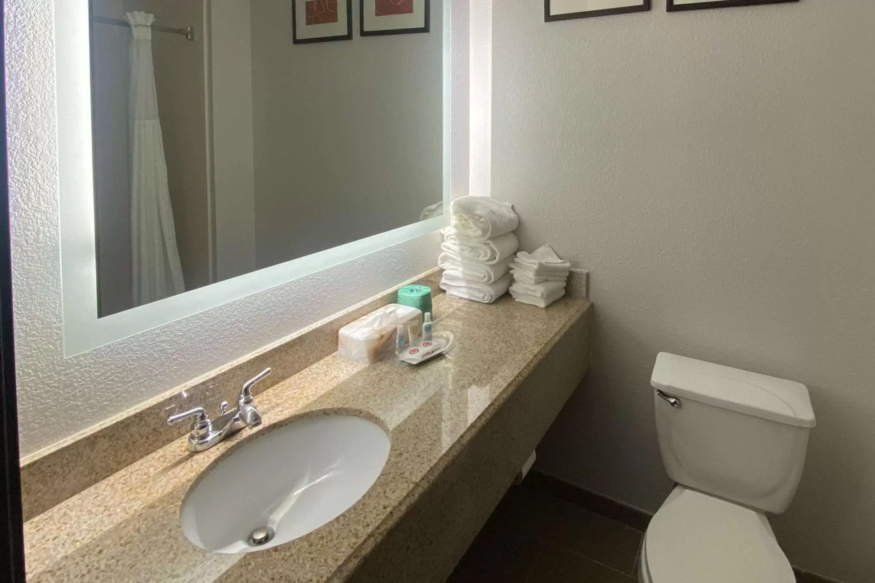 Bedroom, Bathroom in Comfort Suites Round Rock - Austin North I-35